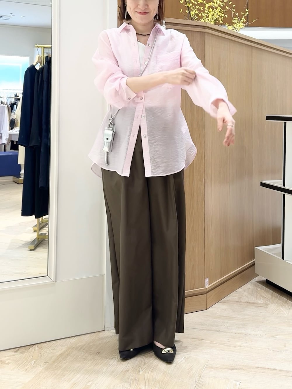 ブラウン系のその他パンツ、ピンク系のシャツ/ブラウス、ホワイト系のタンクトップを着用したレディースの春コーディネートの4枚目の写真