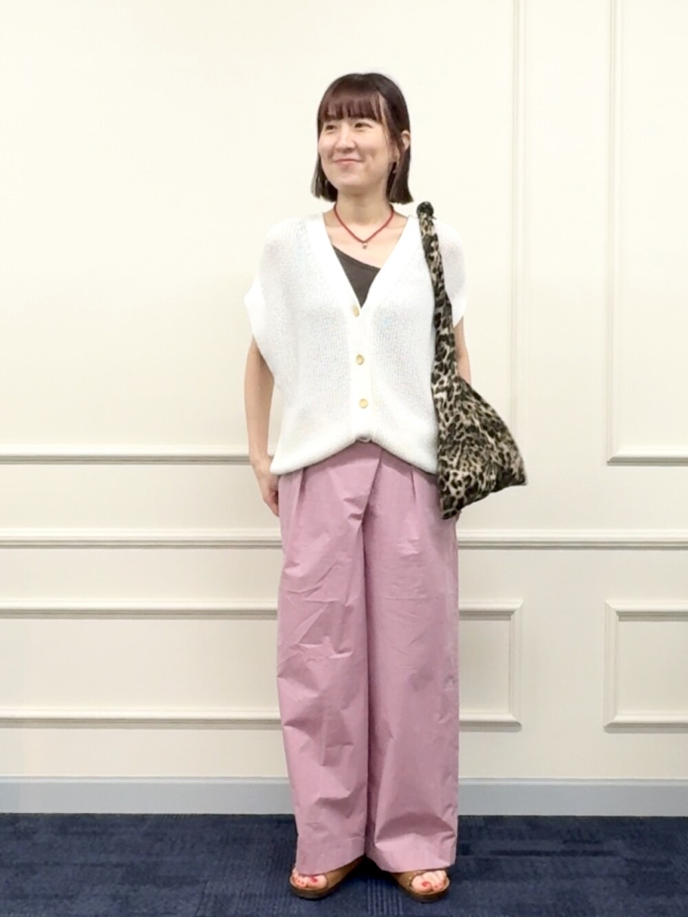 ブラウン系のタンクトップ、ピンク系のその他パンツ、その他のエコバッグ/サブバッグを着用したレディースの春コーディネートの8枚目の写真