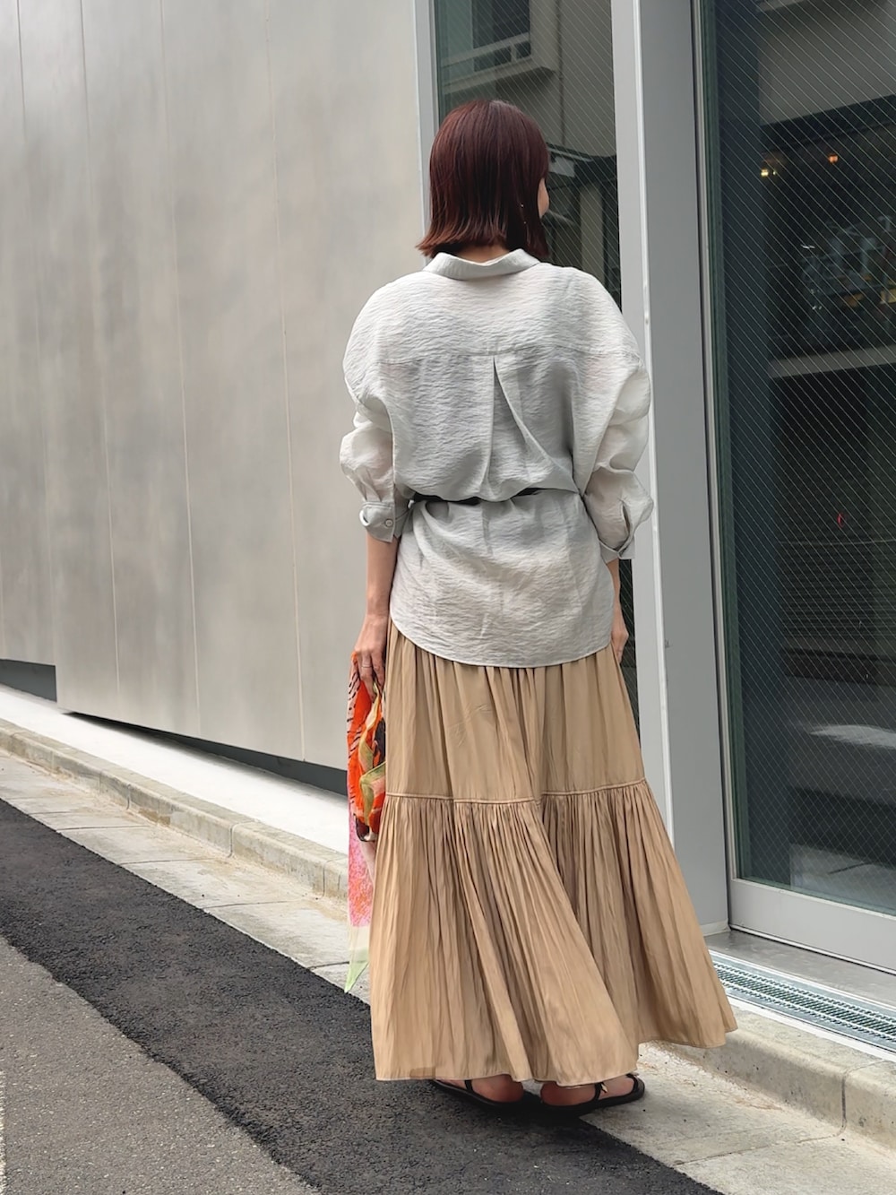 グレー系のシャツ/ブラウス、ブラウン系のタンクトップ、ブラウン系のサンダルを着用したレディースの春コーディネートの4枚目の写真