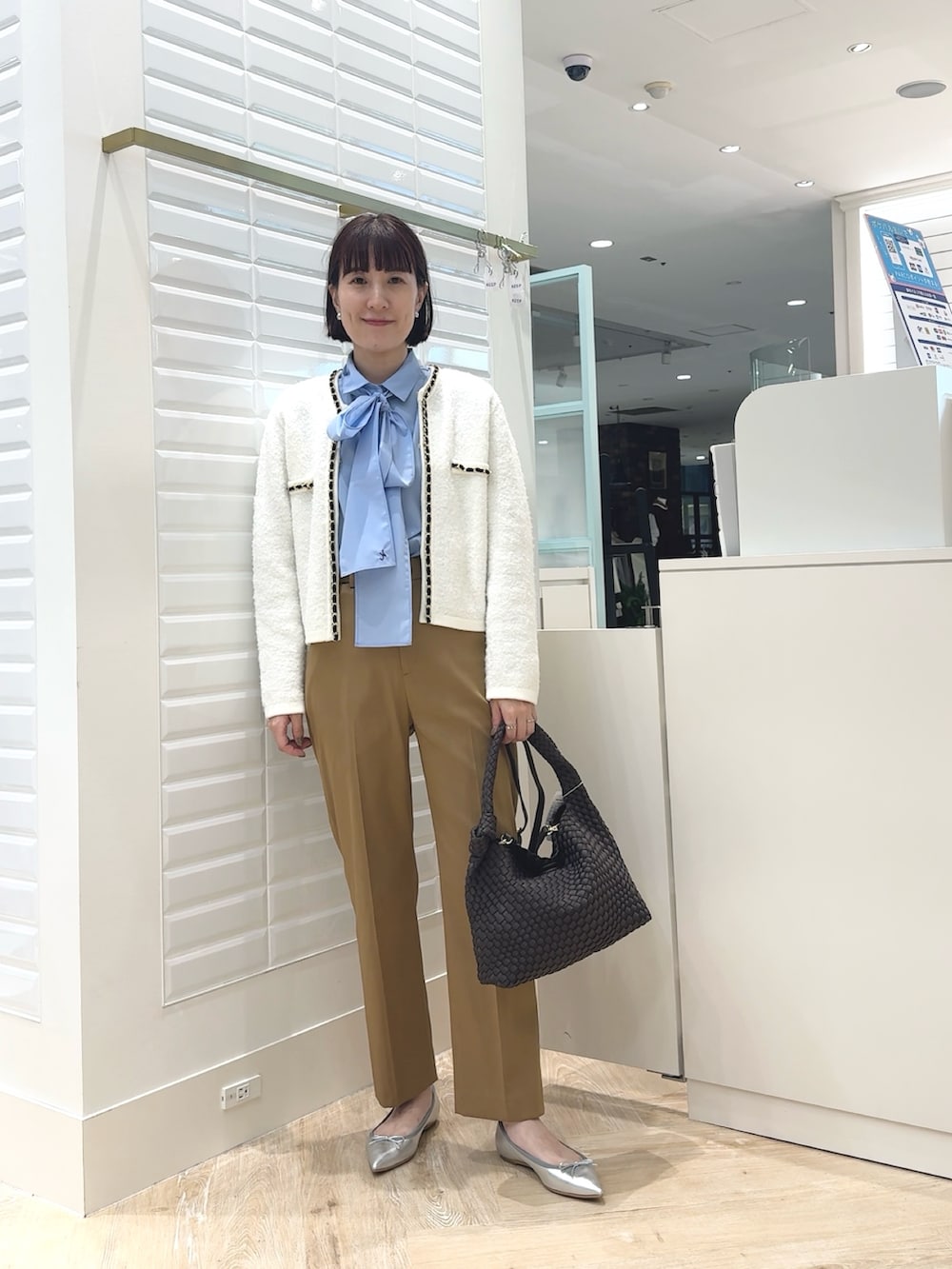 ブルー系のシャツ/ブラウス、ブラック系のボストンバッグ、イエロー系のその他パンツを着用したレディースの秋コーディネートの4枚目の写真