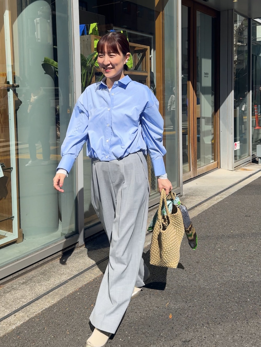 「シャツスタイル、シャツ、シャツコーデ、シャツ好き集まれ、青シャツ、ショート丈、パンツスタイル、パンツコーデ、サロペット、メッシュバッグ、メッシュ、スカーフ、マニプリ」｜「NOLLEY’Sの《オールシーズン対応》ウォッシャブルHandsomeサスペンダー2WAYパンツ（その他パンツ、グレー系）」を使った、yamaguchiさん（レディース・163cm）の春コーディネートの3枚目の写真