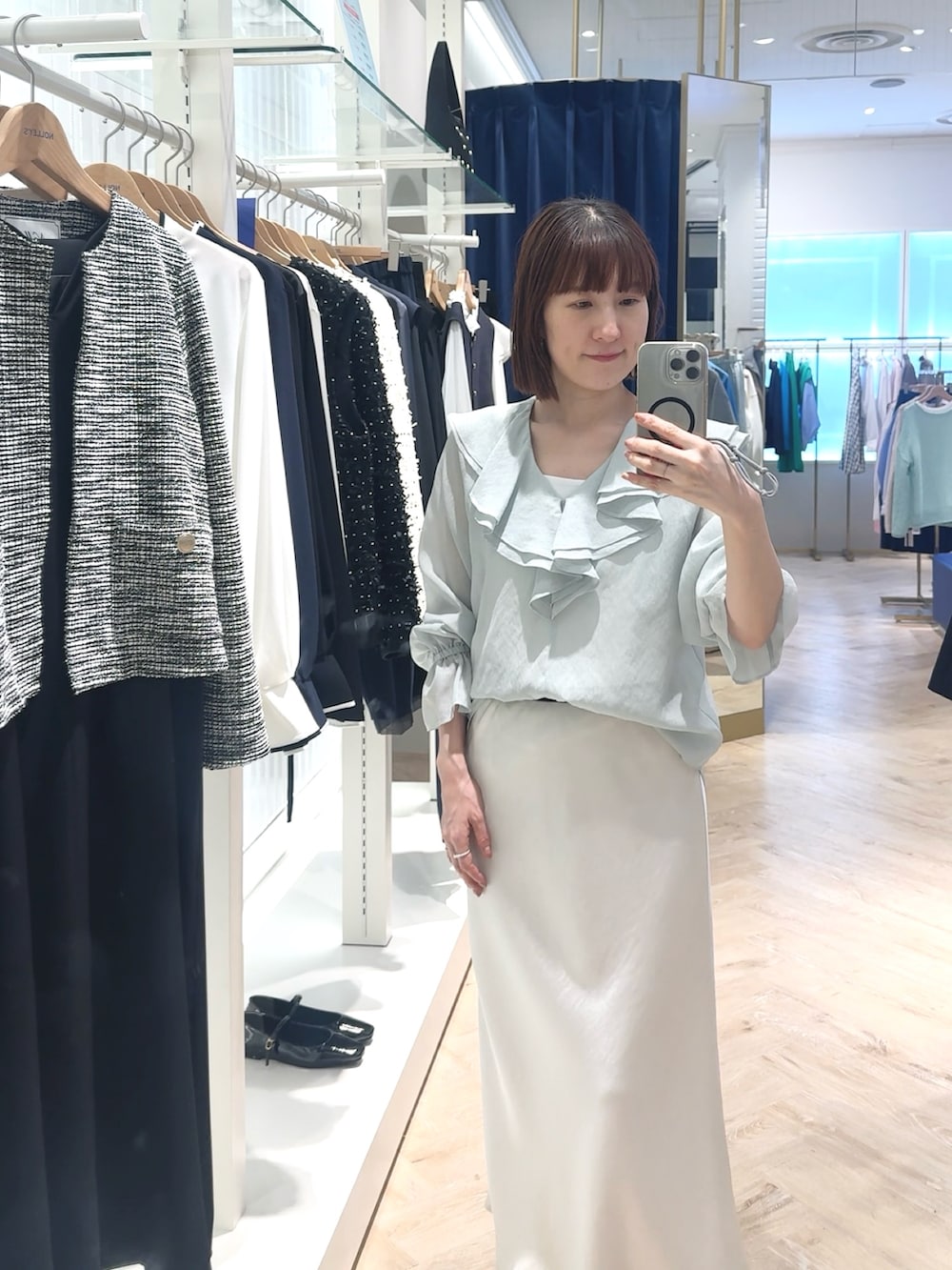 ホワイト系のスカート、グリーン系のシャツ/ブラウス、ホワイト系のタンクトップを着用したレディースの春コーディネートの3枚目の写真