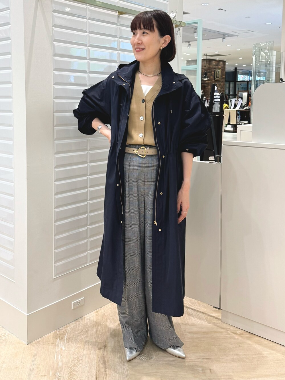 「コート、アウター、撥水加工、フードコート、フーディー、ネイビー、パンツスタイル、チェック、チェックパンツ、カーディガン、キャメル、秋っぽコーデ更新中、秋服、オトナカジュアル」｜「NOLLEY’Sの《手洗い可能》愛され サテン×ベア天2WAYタンクトップ（タンクトップ、ホワイト系）」を使った、yamaguchiさん（レディース・163cm）の秋コーディネートの7枚目の写真