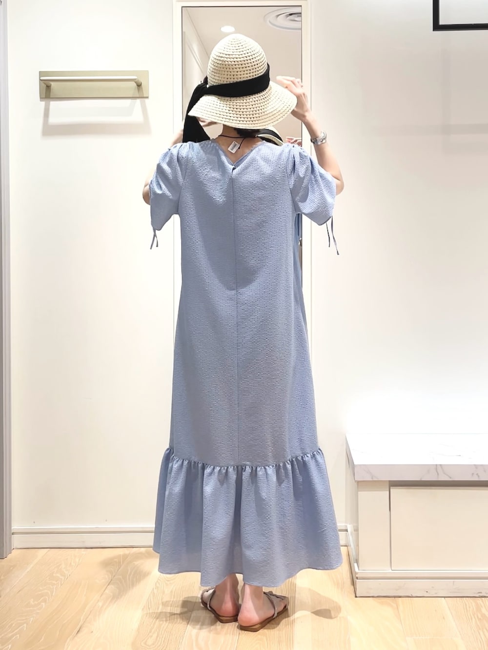 ブルー系のワンピース、グリーン系のバンダナ/スカーフ、ゴールド系のイヤリングを着用したレディースの春コーディネートの4枚目の写真