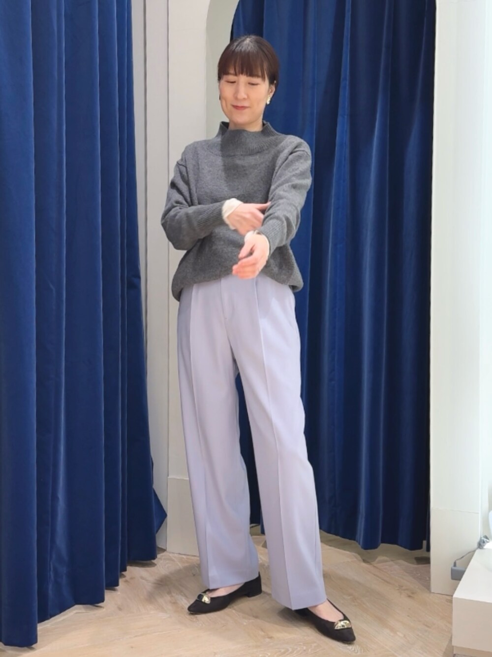 グレー系のニット/セーター、パープル系のその他パンツ、ホワイト系のTシャツ/カットソーを着用したレディースの冬コーディネートの2枚目の写真
