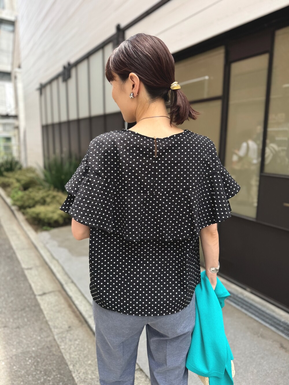 ゴールド系のサンダル、ブルー系のその他パンツ、ブラック系のかごバッグを着用したレディースの春コーディネートの6枚目の写真