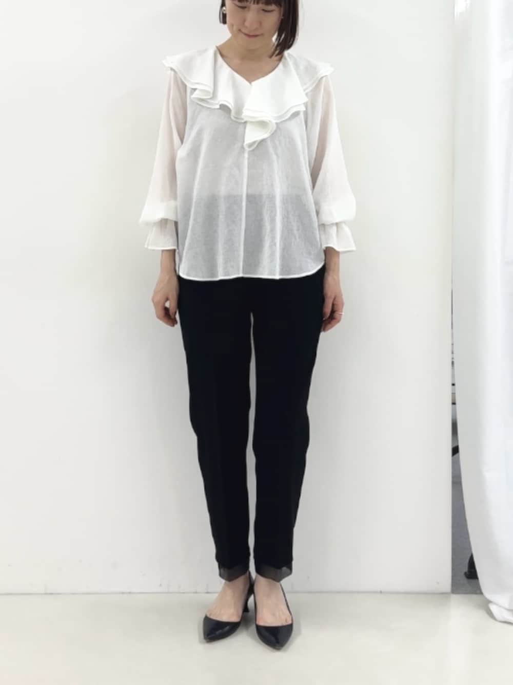 ブラック系のその他パンツ、ホワイト系のシャツ/ブラウスを着用したレディースの冬コーディネートの5枚目の写真