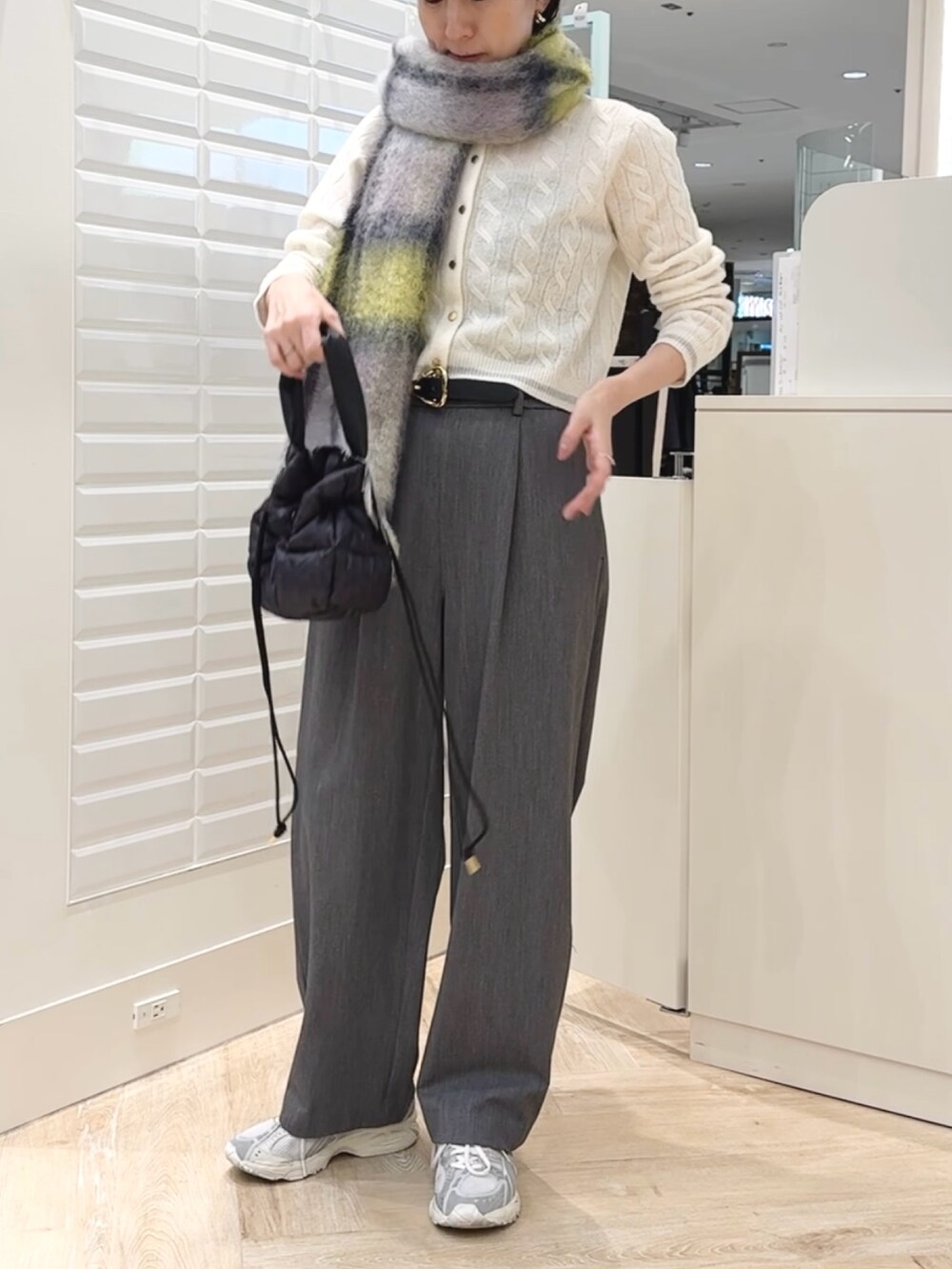 「冬コーデ、ニット、冬のコーデ、ホワイトコーデ、マフラーぐるぐる、マフラー、モヘヤ、チェック、ワイドパンツ、パンツスタイル、巾着バッグ、スニーカー、シンプル」｜「TAIONの【TAION別注】合皮ハンドルダウン巾着バッグ（ショルダーバッグ、ブラック系）」を使った、yamaguchiさん（骨格ナチュラル・レディース・163cm）の冬コーディネートの2枚目の写真