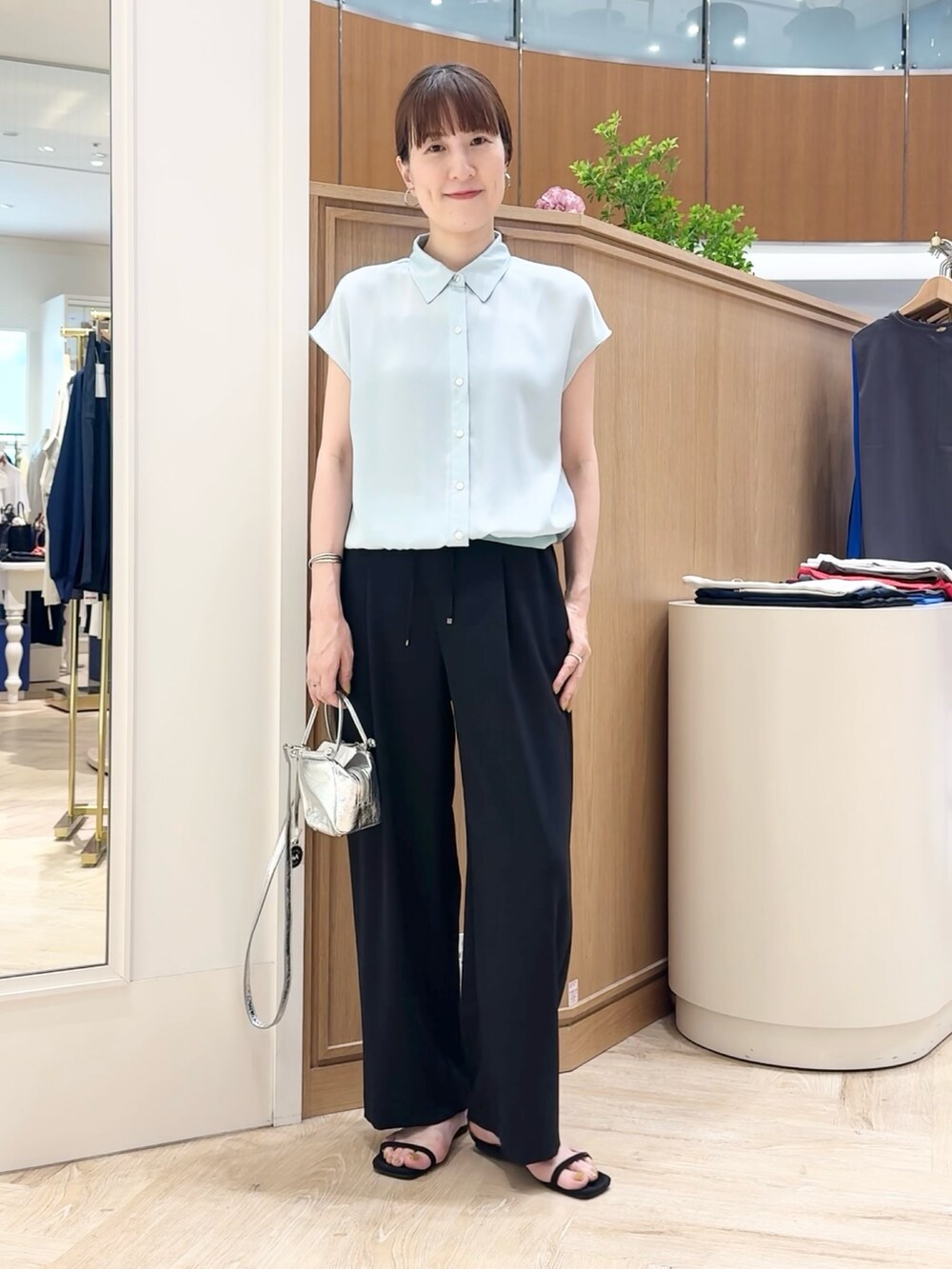 シルバー系のショルダーバッグ、ブラック系のその他パンツ、グリーン系のシャツ/ブラウスを着用したレディースの夏コーディネートの5枚目の写真