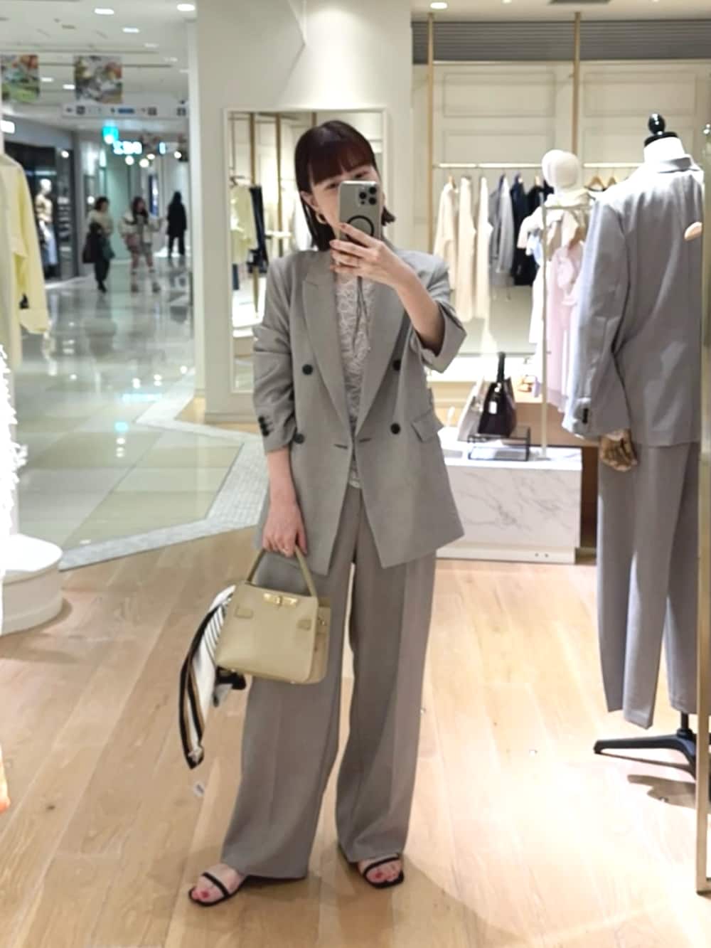 ベージュ系のトートバッグ、ベージュ系のその他パンツ、ベージュ系のテーラードジャケットを着用したレディースの春コーディネートの4枚目の写真