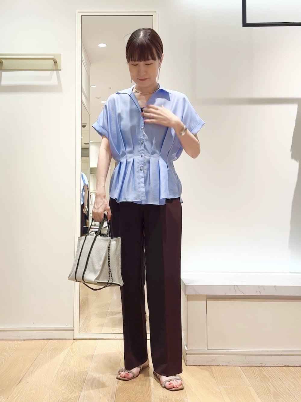 ブルー系のシャツ/ブラウス、ブラウン系のその他パンツ、ブラック系のトートバッグを着用したレディースの夏コーディネートの5枚目の写真