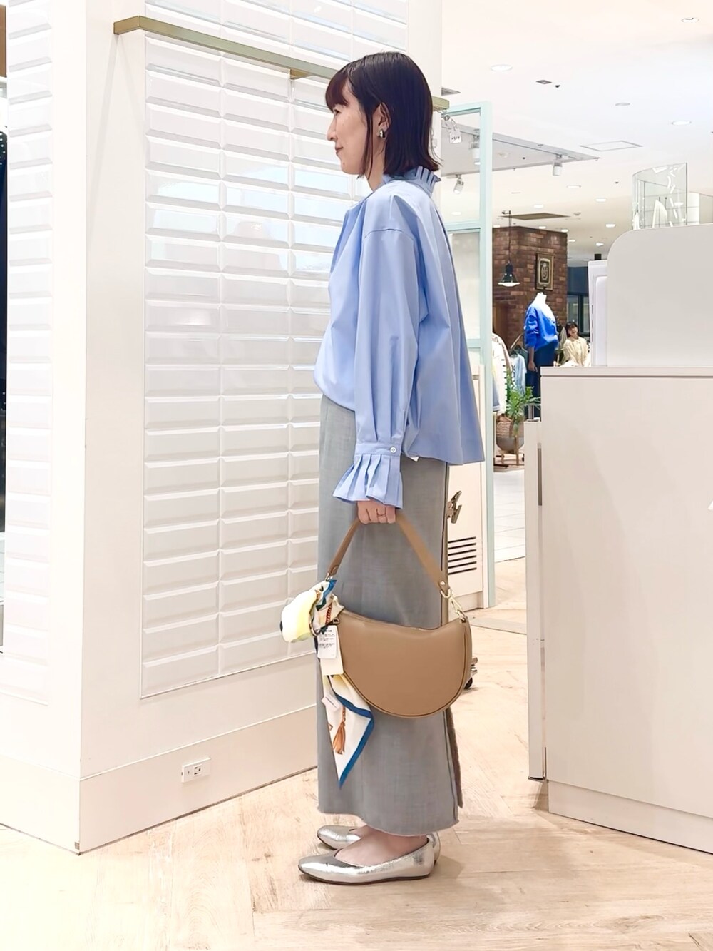 「スカートスタイル、スカート、スカートコーデ、グレー、タイトスカート、シャツ、シャツスタイル、スキッパーシャツ、プリーツ、フリル、フリルトップス、フリルブラウス、春コーデ、オトナカジュアル、40代ファッション」|「NOLLEY’Sの《オールシーズン対応》ウォッシャブルHandsomeフリンジタイトスカート(スカート、グレー系)」を使った、yamaguchiさん(レディース・163cm)の春コーディネートの8枚目の写真