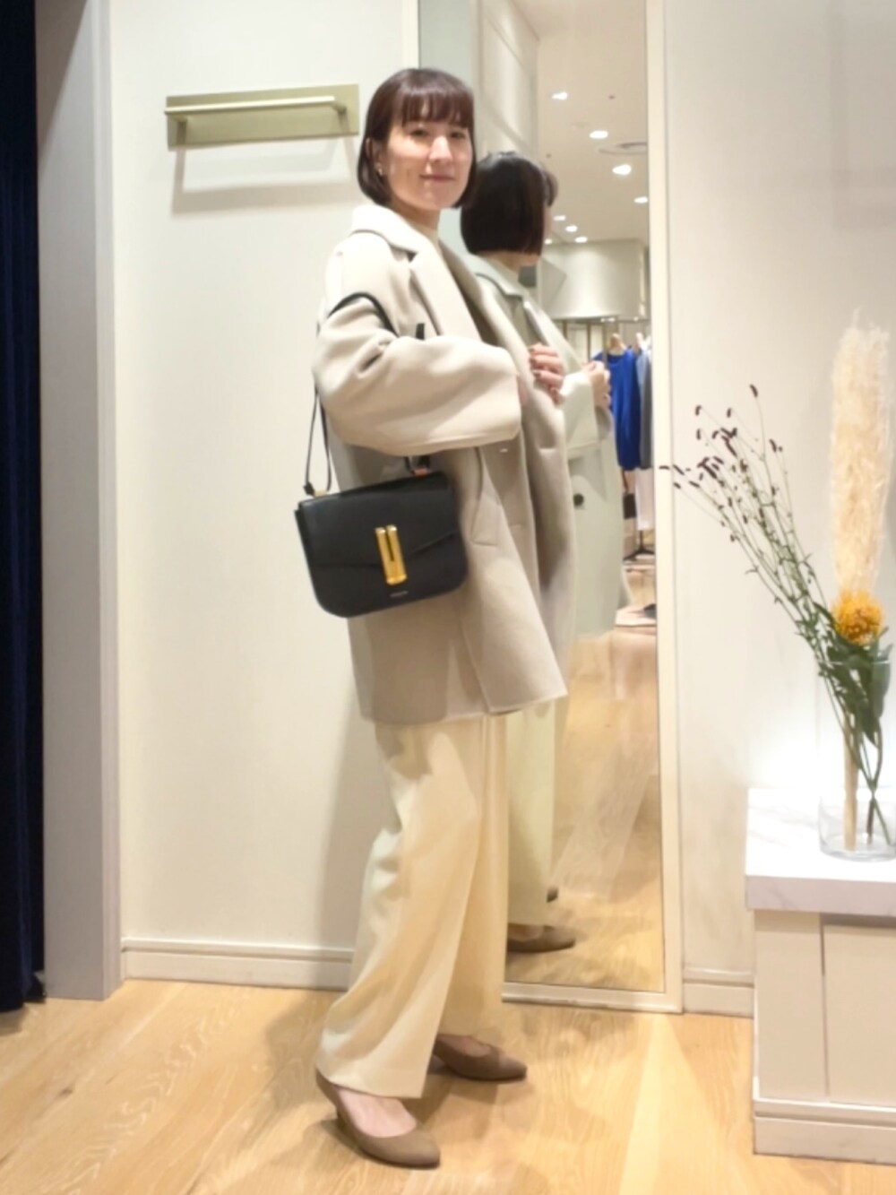 「淡色コーデ、アウター、コート、ピーコート、チェスターコート、ショートコート、パンツスタイル、DeMEllier、きれいめカジュアル、オトナカジュアル、おでかけコーデ、ショルダーバッグ、秋冬、大人女子」|「DEMELLIER LONDONの【DeMellier/デメリエー】Vancouverミニショルダーバッグ(ハンドバッグ、ブラック系)」を使った、yamaguchiさん(レディース・163cm)の秋コーディネートの7枚目の写真