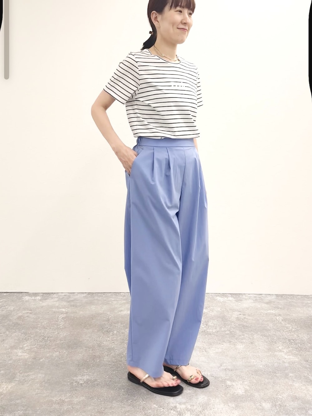 ホワイト系のTシャツ/カットソー、ブラウン系のサンダル、ブルー系のその他パンツを着用したレディースの夏コーディネートの7枚目の写真