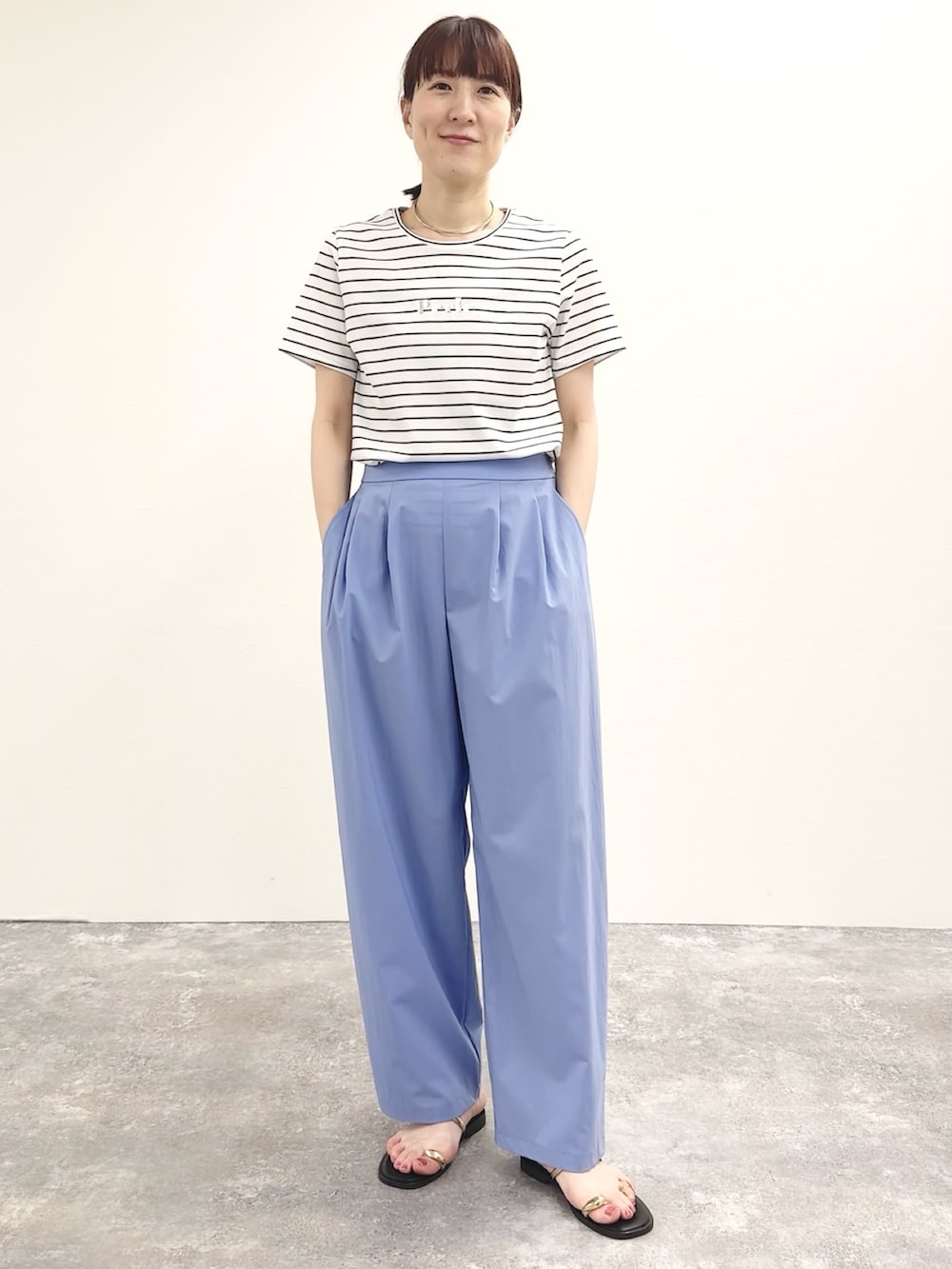 ホワイト系のTシャツ/カットソー、ブラウン系のサンダル、ブルー系のその他パンツを着用したレディースの夏コーディネートの8枚目の写真