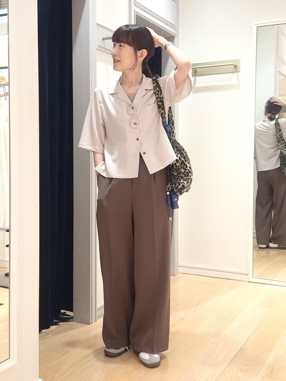 ブラウン系のその他パンツ、ベージュ系のシャツ/ブラウス、その他のエコバッグ/サブバッグを着用したレディースの夏コーディネートの5枚目の写真