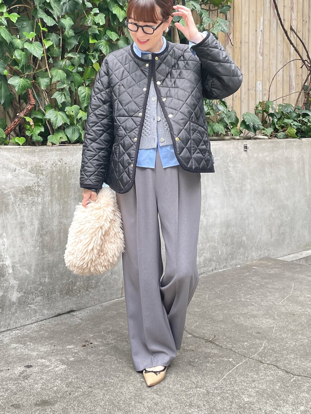 ブルー系のシャツ/ブラウス、ホワイト系のショルダーバッグ、グレー系のその他パンツを着用したレディースの秋コーディネートの8枚目の写真