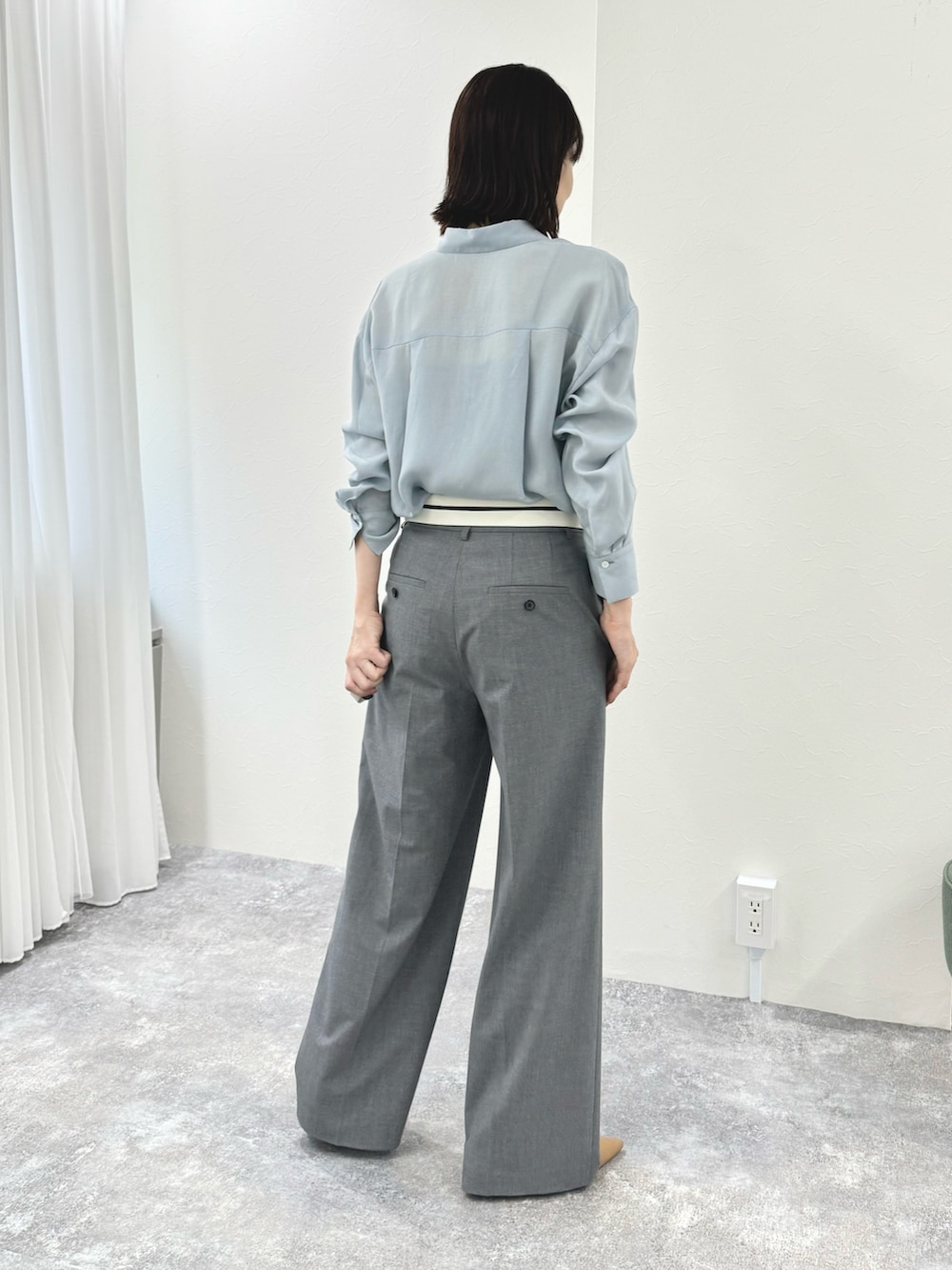 「シャツスタイル、シャツ、とろみシャツ、パンツスタイル、パンツコーデ、グレーパンツ、ウエストデザイン、折り返し、ワイドパンツ、きれいめカジュアル、初秋コーデ、骨格ナチュラル」|「NOLLEY’S Sophiのウォッシャブルウエスト折り返し2WAYワイドパンツ(その他パンツ、グレー系)」を使った、yamaguchiさん(レディース・163cm)の秋コーディネートの8枚目の写真