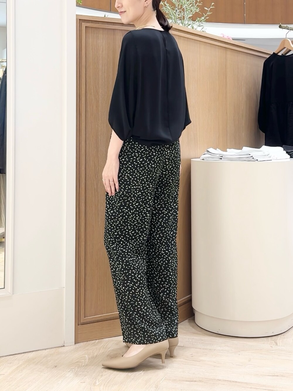 ブラック系のシャツ/ブラウス、ブラック系のその他パンツ、シルバー系のネックレスを着用したレディースの夏コーディネートの2枚目の写真