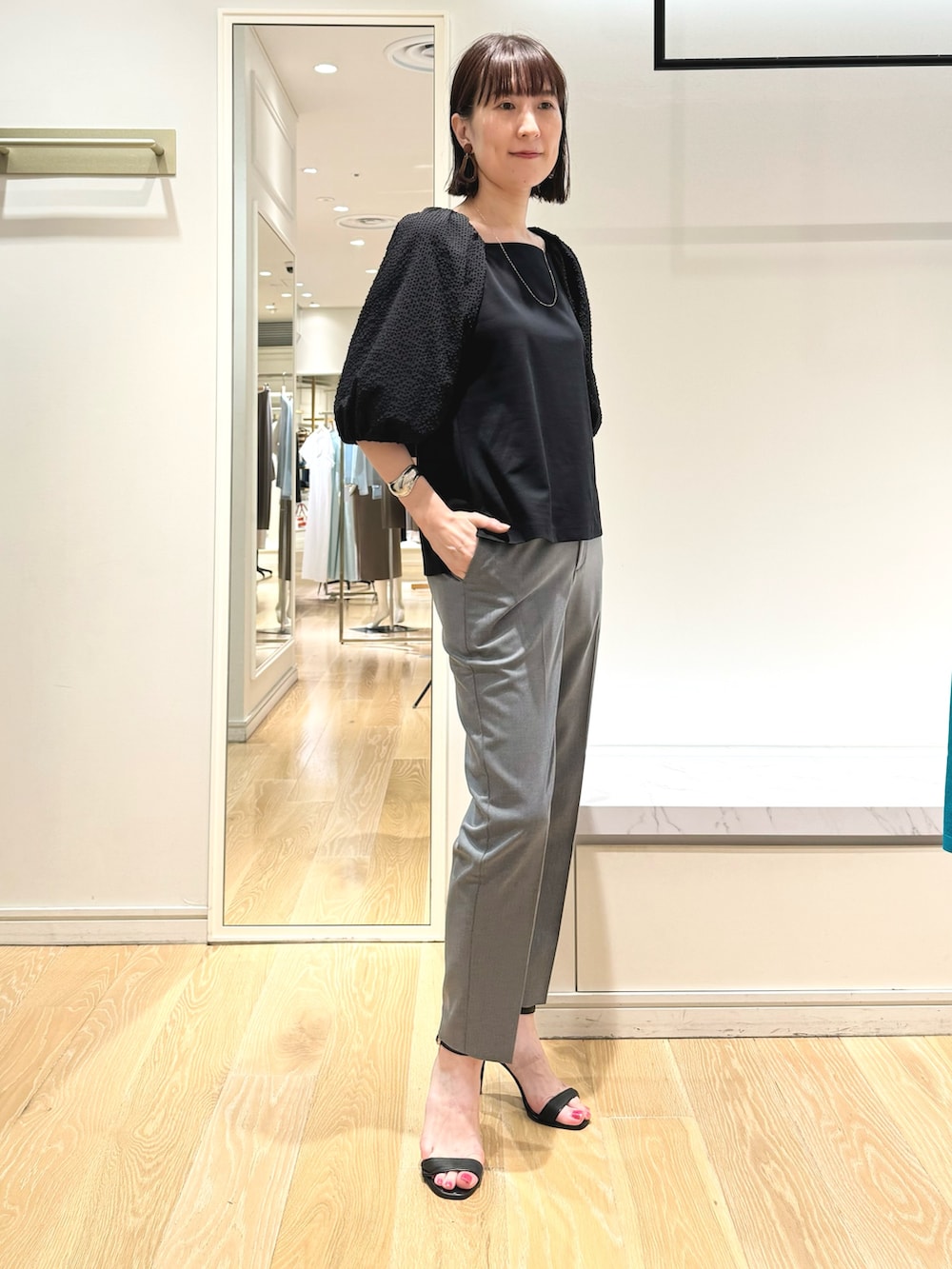 「モノトーン、パフスリーブ、ブラック、パンツスタイル、グレーパンツ、オフィスカジュアル、オフィススタイル、オフィスコーデ、クロップドパンツ、お仕事コーデ、ワントーンコーデ、ブラックコーデ、きちんとスタイル、袖ボリューム、ボリューム袖」｜「NOLLEY’Sの【grace grace/グラスグラス】10Kペタルチェーンミディアムネックレス（60㎝）（ネックレス、ゴールド系）」を使った、yamaguchiさん（レディース・163cm）の夏コーディネートの2枚目の写真