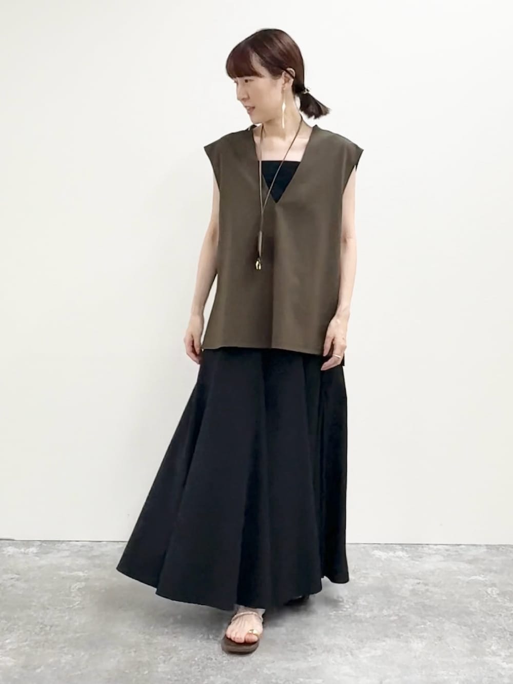 「レイヤードスタイル、雨の日コーデ、ロングスカート、夏コーデ、マーメイドスカート、大人かわいい、ベスト、40代ファッション、UVカット、楽チンコーデ、シンプル、ゆるコーデ」｜「grace grace の【grace grace/グラスグラス】【PR林☆別注アイテム】ビジューロングピアス（ピアス（両耳用）、ゴールド系）」を使った、yamaguchiさん（骨格ナチュラル・レディース・163cm）の夏コーディネートの2枚目の写真