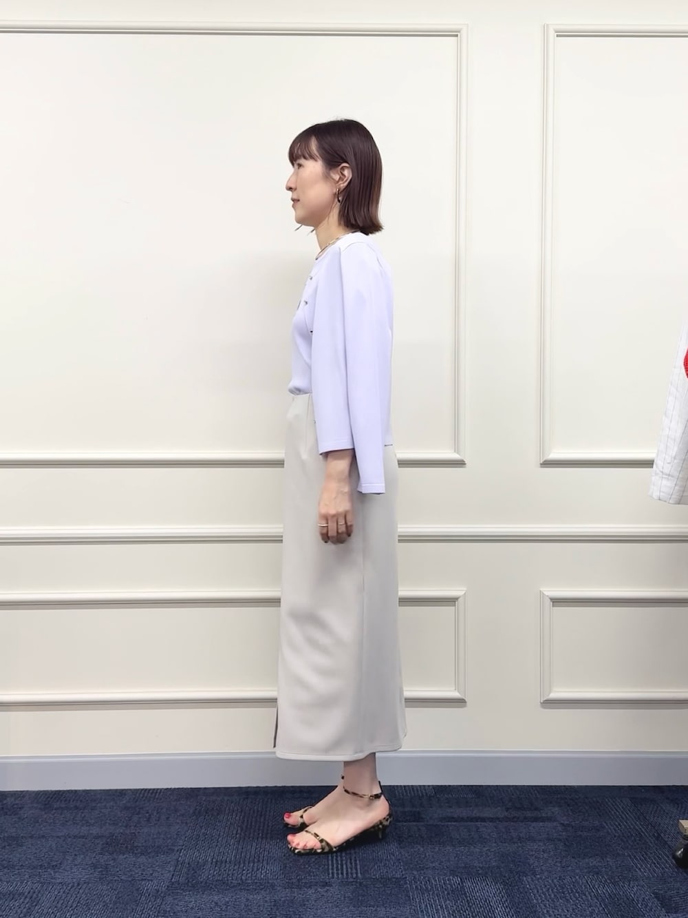 ブラック系のボストンバッグ、パープル系のカーディガン/ボレロ、パープル系のニット/セーターを着用したレディースの春コーディネートの3枚目の写真