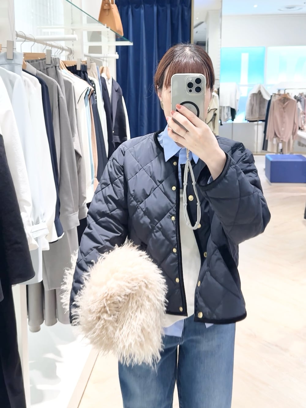 ブルー系のダウンジャケット/コート、ブルー系のデニムパンツ、ブルー系のシャツ/ブラウスを着用したレディースの秋コーディネートの4枚目の写真