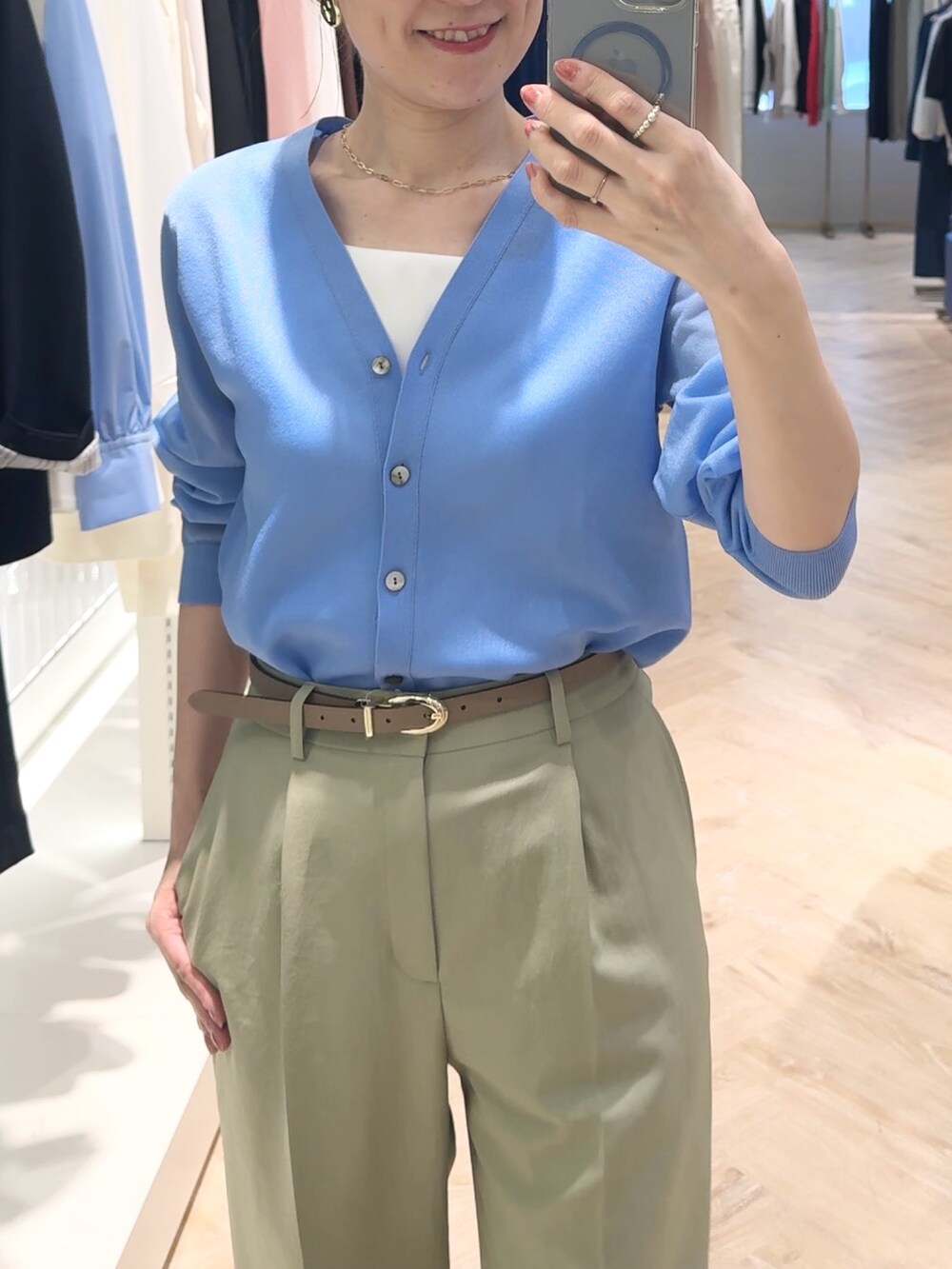 「カーディガン、カーディガンコーデ、シアー、シアートップス、シアーニット、ワイドパンツ、パンツスタイル、パンツ、パンツコーデ、夏服、夏服コーデ、お仕事コーデ、ブルーコーデ、ブルべ夏」|「NOLLEY’Sの【PR林☆別注カラーあり】ウォッシャブルツイルストレッチ愛されワイドパンツ(その他パンツ、グリーン系)」を使った、yamaguchiさん(レディース・163cm)の春コーディネートの6枚目の写真