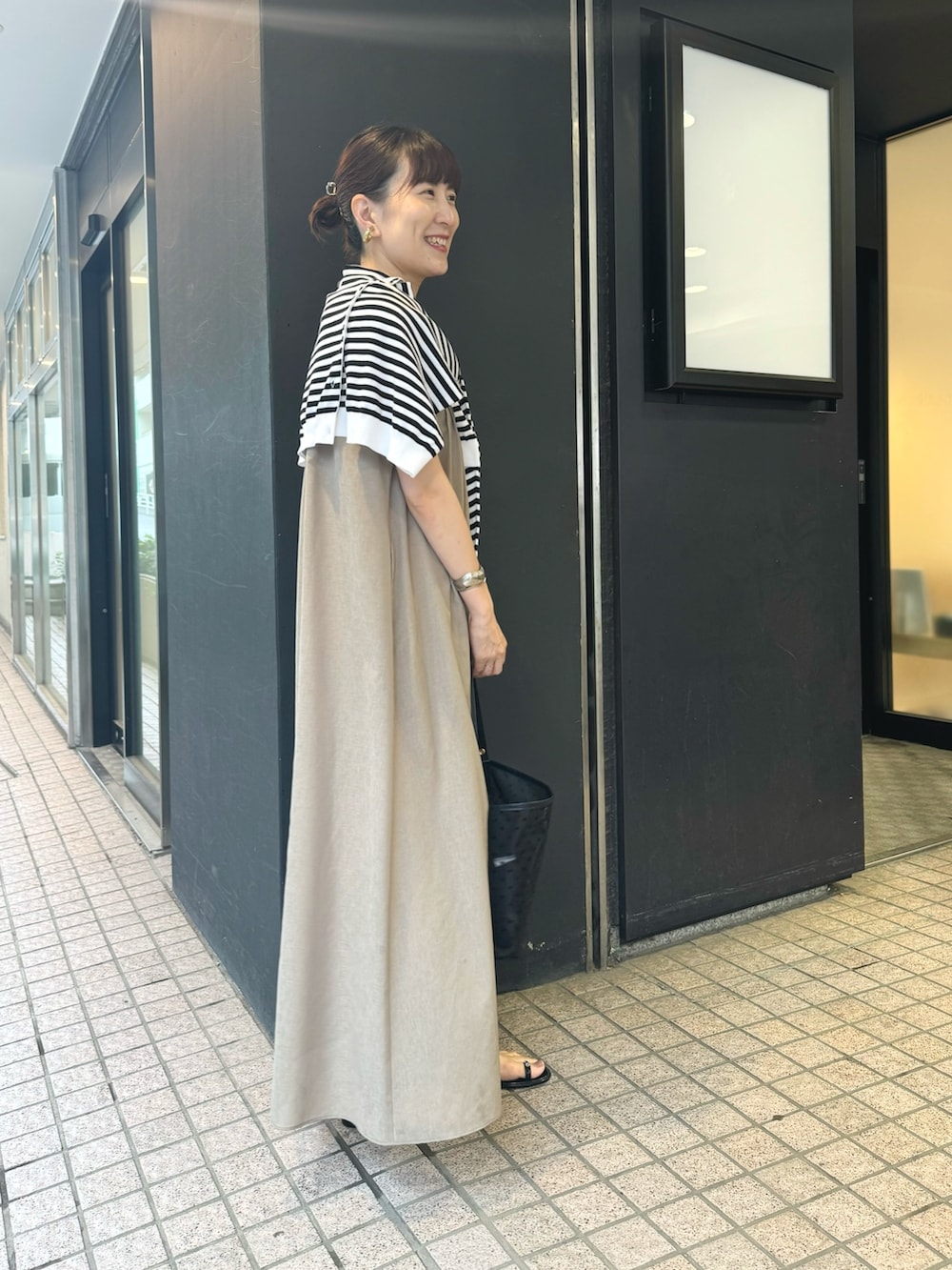 「ワンピース、ワンピーススタイル、シャツワンピ、ワントーン、ボーダー、カーディガン肩かけ、カーディガン、チュールバッグ、雨の日コーデ、梅雨コーデ、夏コーデ、きれいめカジュアル、サンダル、オトナカジュアル、ロングワンピース」|「FABIO RUSCONIの【FABIO RUSCONI/ファビオルスコーニ】PVCビジューサンダル(サンダル、ブラック系)」を使った、yamaguchiさん(レディース・163cm)の夏コーディネートの3枚目の写真
