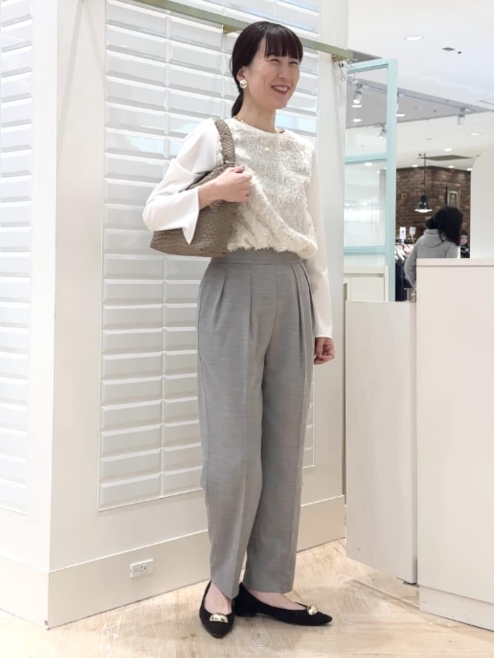グレー系のその他パンツ、ホワイト系のシャツ/ブラウス、グレー系のショルダーバッグを着用したレディースの冬コーディネートの4枚目の写真