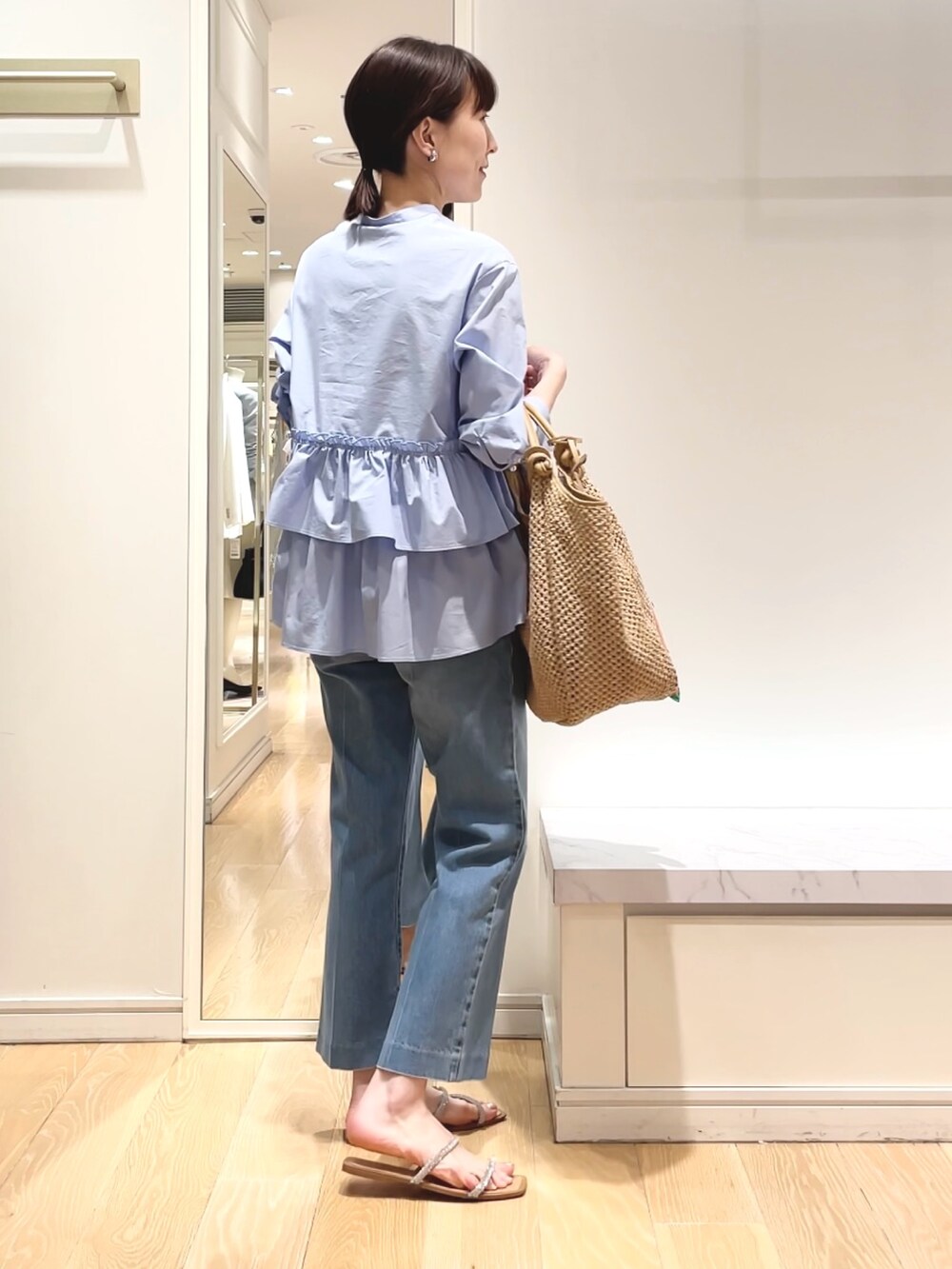 「ブラウス、ぺプラムトップス、ぺプラム、フリル、青シャツ、ワントーンコーデ、デニム、デニムパンツ、スカーフアレンジ、マニプリ、manipuri、お出かけコーデ、春のNewスタイル」|「NOLLEY’S Sophiのペプラムシャツブラウス(シャツ/ブラウス、ブルー系)」を使った、yamaguchiさん(レディース・163cm)の春コーディネートの2枚目の写真