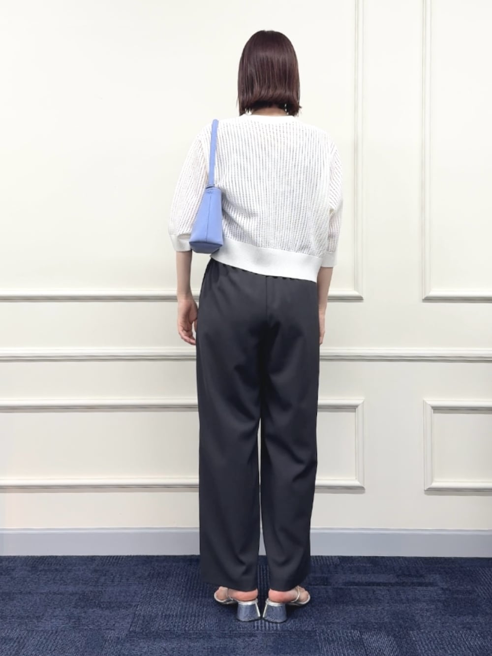 ホワイト系のカーディガン/ボレロ、パープル系のハンドバッグ、グレー系のその他パンツを着用したレディースの春コーディネートの5枚目の写真