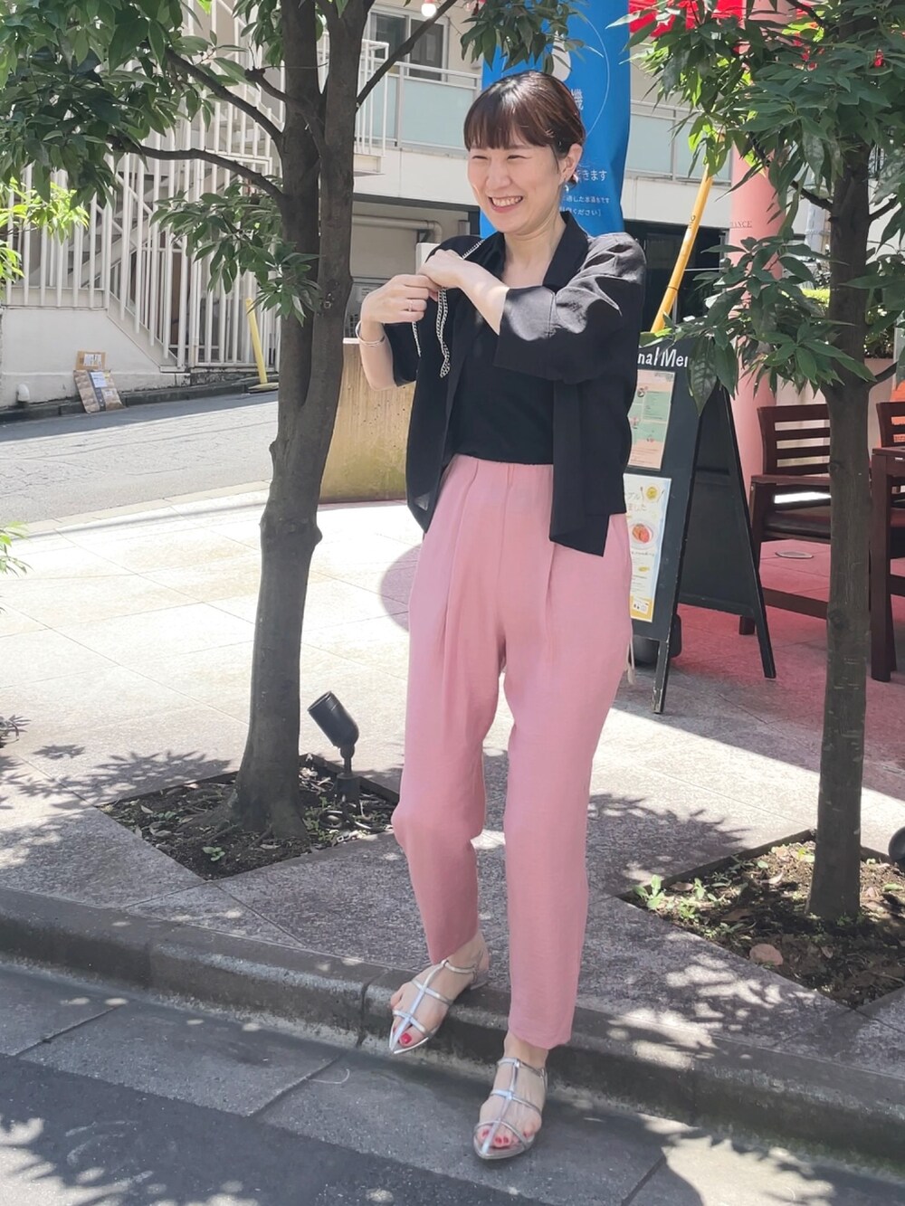 シルバー系のサンダル、ブラック系のシャツ/ブラウス、ピンク系のその他パンツを着用したレディースの夏コーディネートの6枚目の写真