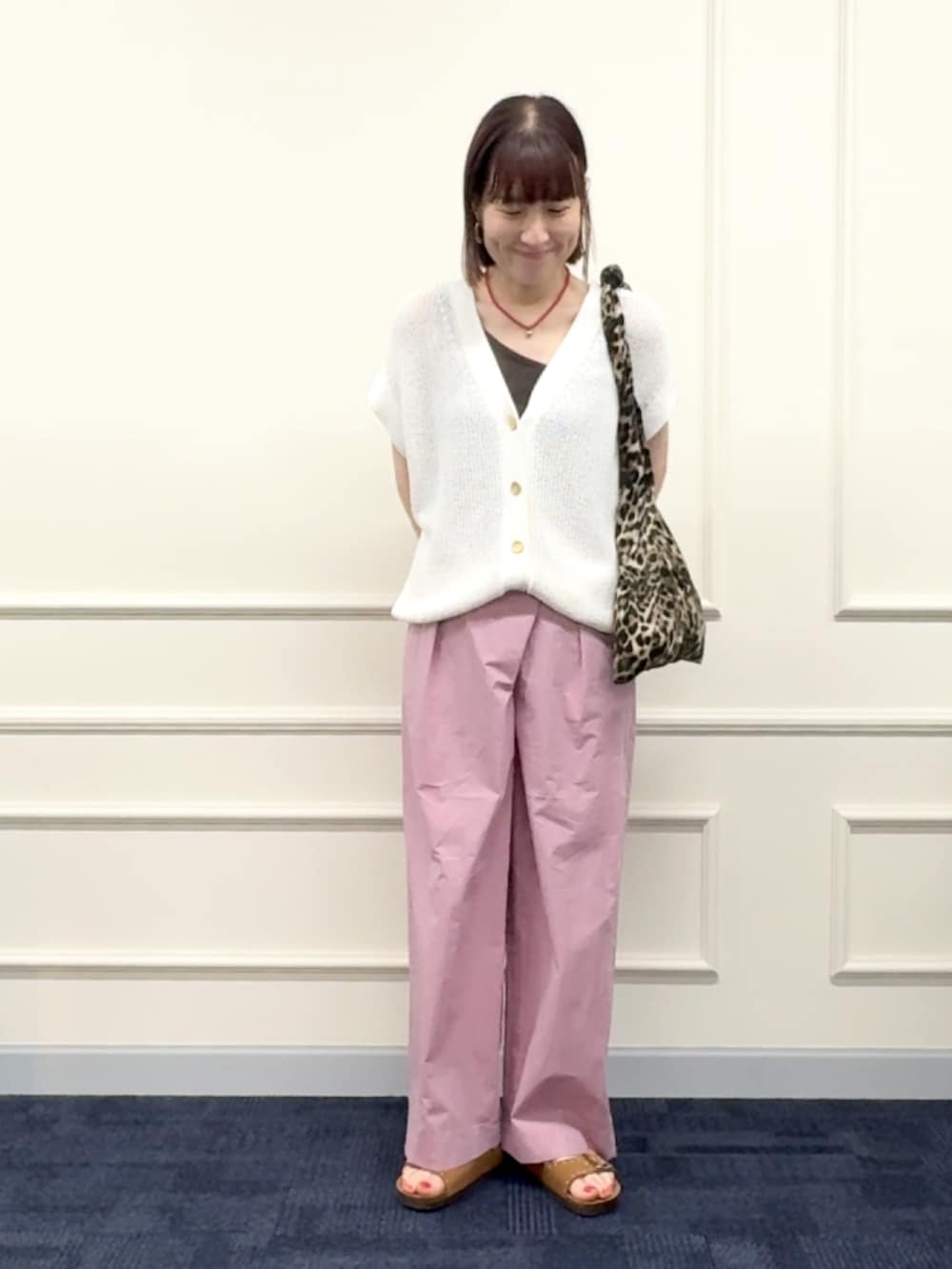 ブラウン系のタンクトップ、ピンク系のその他パンツ、その他のエコバッグ/サブバッグを着用したレディースの春コーディネートの2枚目の写真