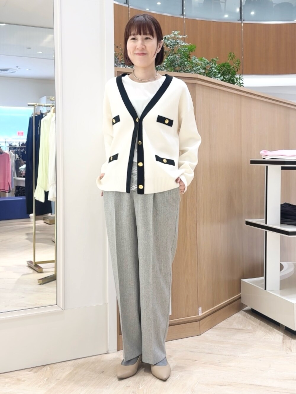 グレー系のその他パンツ、ホワイト系のシャツ/ブラウス、ホワイト系のカーディガン/ボレロを着用したレディースの冬コーディネートの8枚目の写真