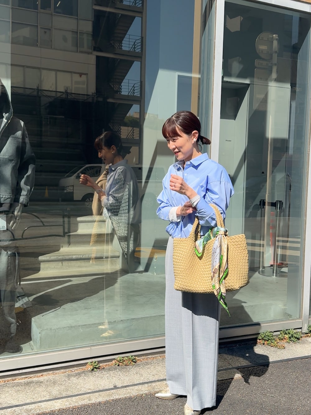 「シャツスタイル、シャツ、シャツコーデ、シャツ好き集まれ、青シャツ、ショート丈、パンツスタイル、パンツコーデ、サロペット、メッシュバッグ、メッシュ、スカーフ、マニプリ」｜「NOLLEY’Sの《オールシーズン対応》ウォッシャブルHandsomeサスペンダー2WAYパンツ（その他パンツ、グレー系）」を使った、yamaguchiさん（レディース・163cm）の春コーディネートの4枚目の写真