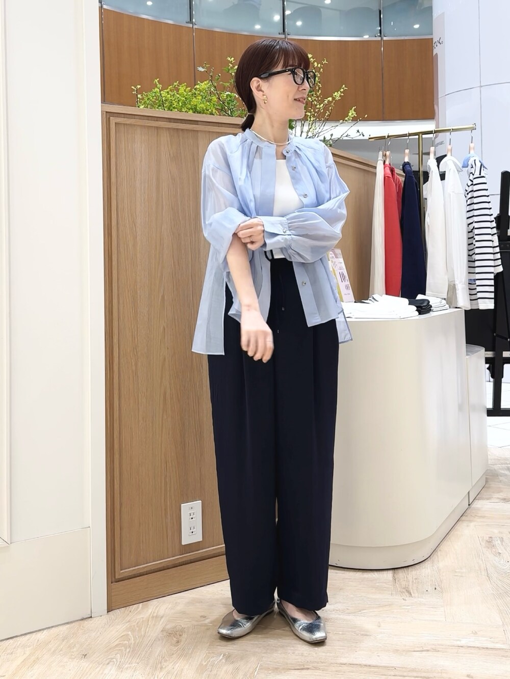 「かごバッグ、スカーフ、シアー、シアートップス、シアーシャツ、シャツ、シャツスタイル、シャツコーデ、シャツ/ブラウス、バンドカラーシャツ、爽やかコーデ、タンクトップ、初夏コーデ」｜「grace grace のニュアンスG型ピアス（ピアス（両耳用）、シルバー系）」を使った、yamaguchiさん（レディース・163cm）の春コーディネートの3枚目の写真