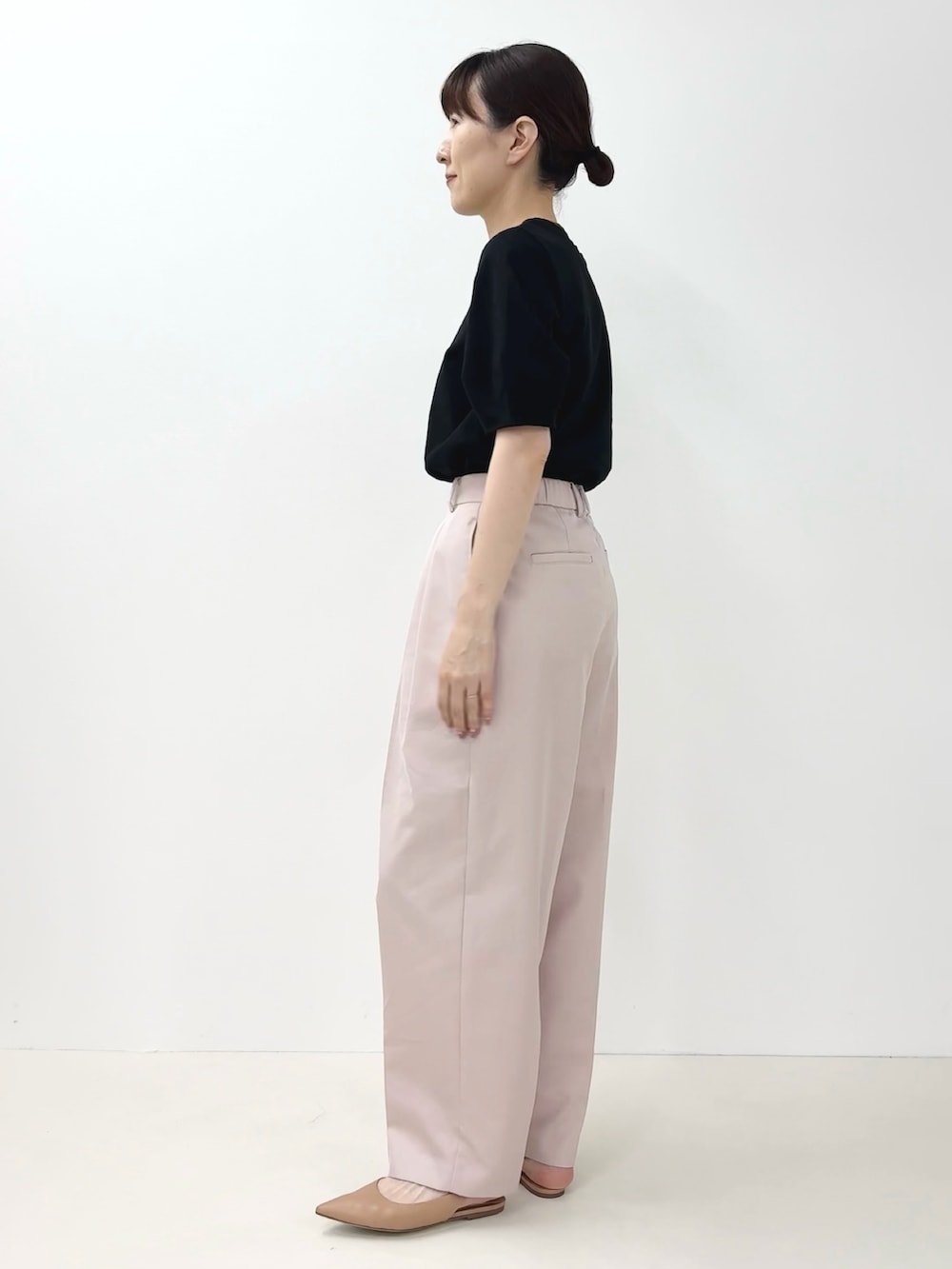 ブラック系のTシャツ/カットソー、ピンク系のその他パンツ、ホワイト系のタンクトップを着用したレディースの夏コーディネートの7枚目の写真