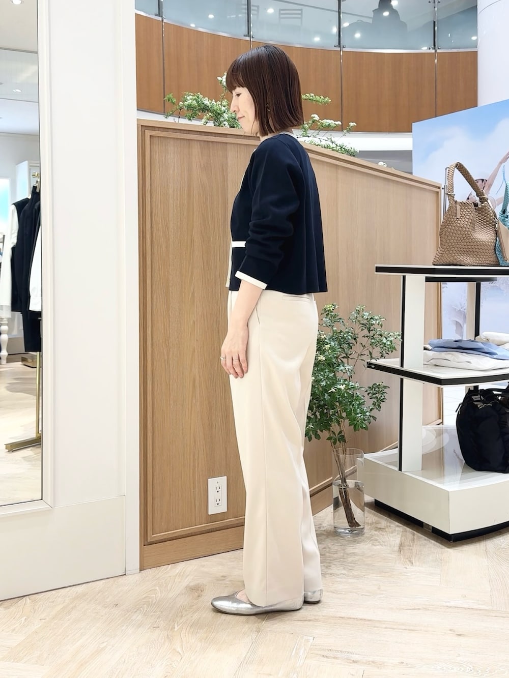 ブルー系のカーディガン/ボレロ、ホワイト系のその他パンツ、ブルー系のショルダーバッグを着用したレディースの春コーディネートの7枚目の写真