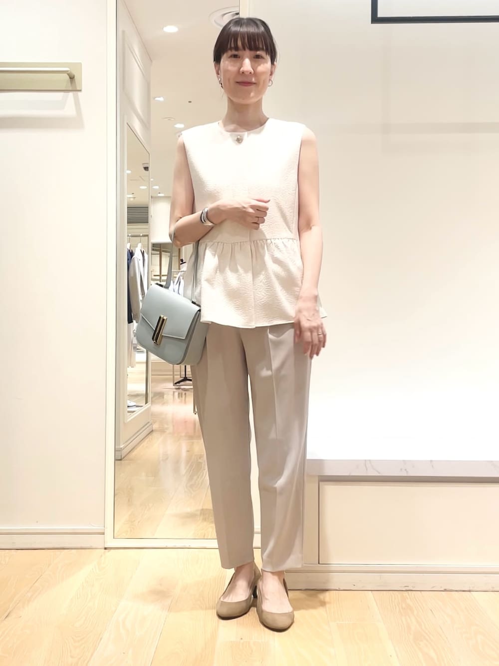 「ジレスタイル、ジレ、ぺプラムトップス、ペプラム、ワントーンコーデ、淡色コーデ、パンツスタイル、タックパンツ、お出かけコーデ、きれいめカジュアル」｜「NOLLEY’S Sophiのウォッシャブルツイルインゴムパンツ（その他パンツ、ベージュ系）」を使った、yamaguchiさん（レディース・163cm）の春コーディネートの3枚目の写真