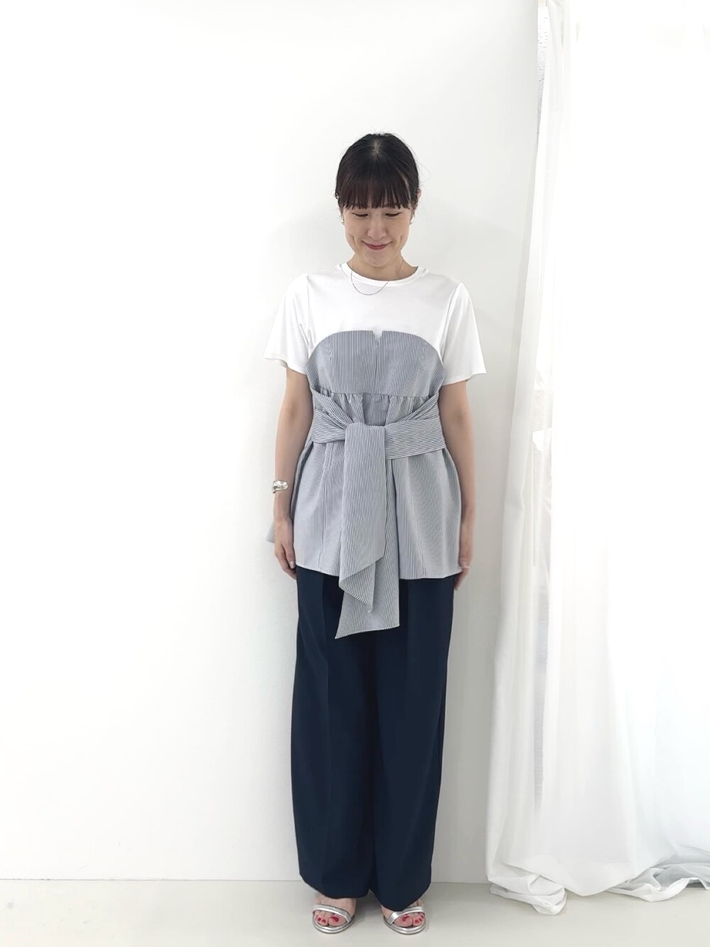 シルバー系のサンダル、ブルー系のその他パンツ、ブルー系のTシャツ/カットソーを着用したレディースの夏コーディネートの3枚目の写真