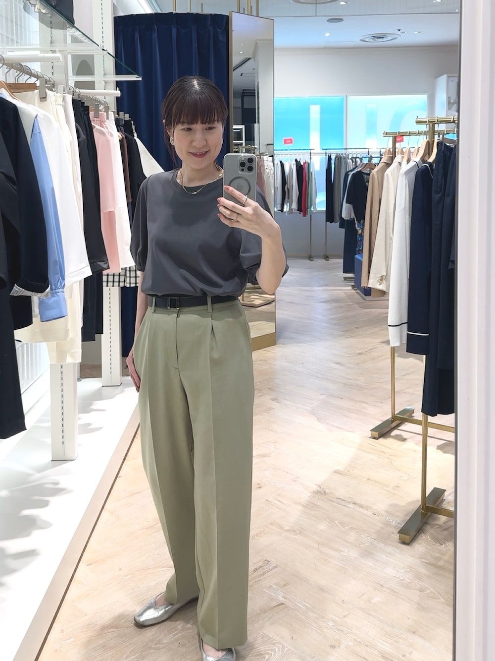 「Tシャツ、Tシャツコーデ、Ｔシャツ、Tシャツ/カットソー、カットソー、袖ボリューム、ボリューム袖、パフスリーブ、グレー、グレーコーデ、オフィスカジュアル、夏だ！Tシャツ着よう！、夏コーデ、夏」｜「NOLLEY’Sの【PR林☆別注カラーあり】ウォッシャブルツイルストレッチ愛されワイドパンツ（その他パンツ、グリーン系）」を使った、yamaguchiさん（レディース・163cm）の春コーディネートの5枚目の写真
