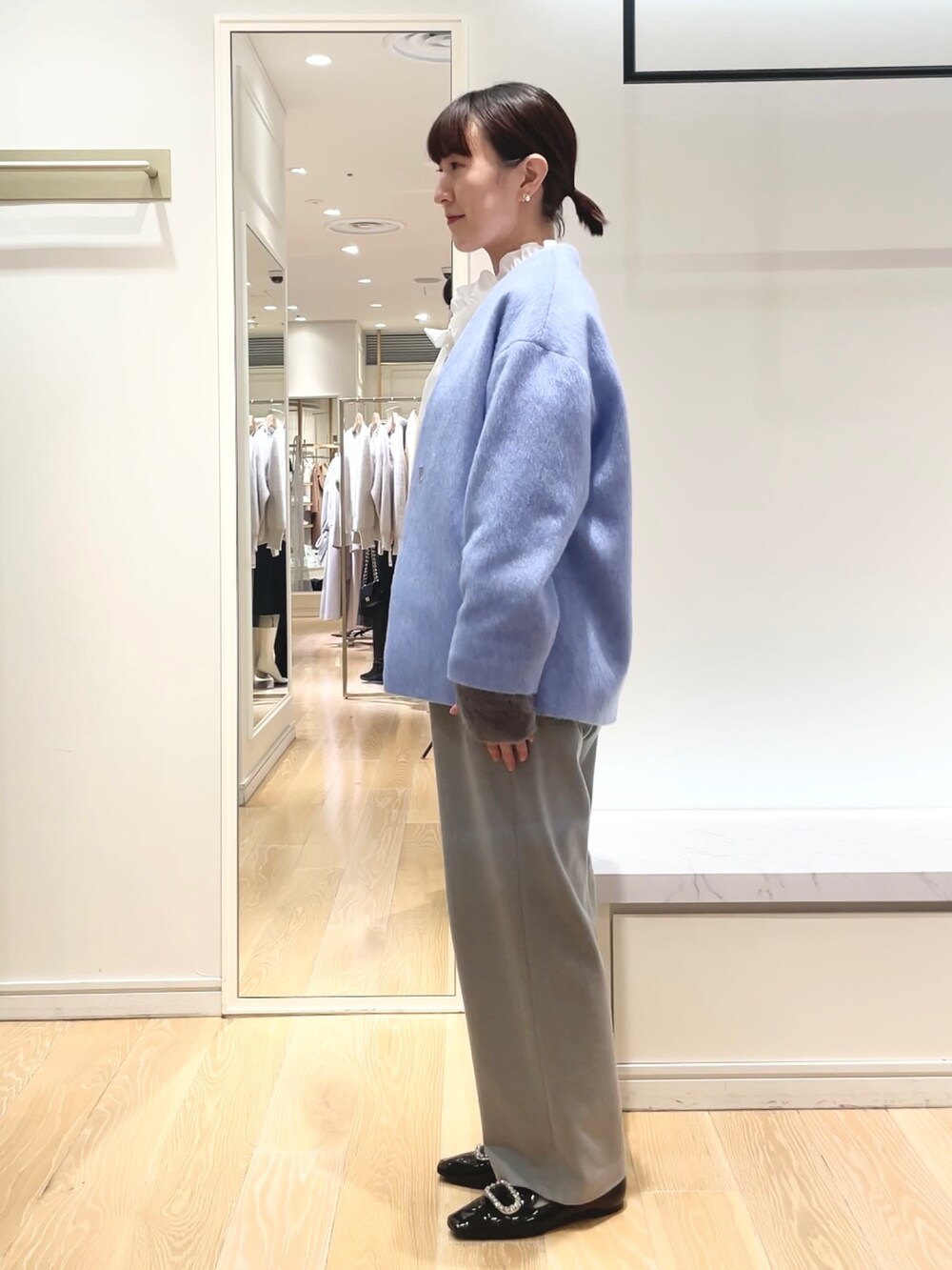 グレー系のその他パンツ、ブルー系のその他アウター、ホワイト系のシャツ/ブラウスを着用したレディースの秋コーディネートの10枚目の写真