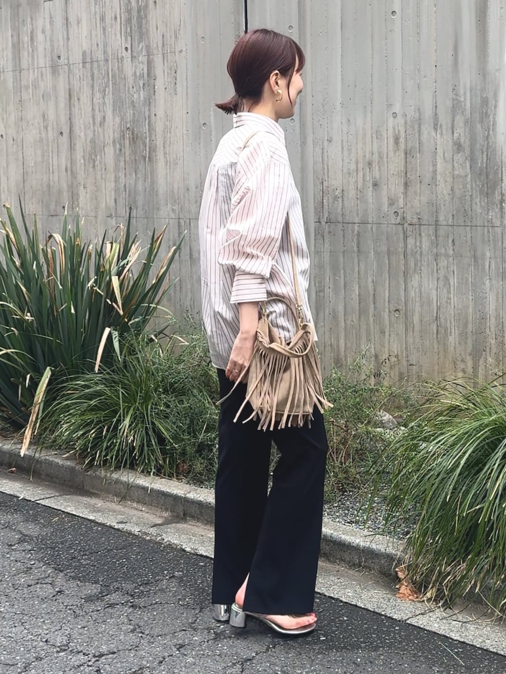 ピンク系のシャツ/ブラウス、ベージュ系のショルダーバッグ、ピンク系のバックパック/リュックを着用したレディースの春コーディネートの9枚目の写真