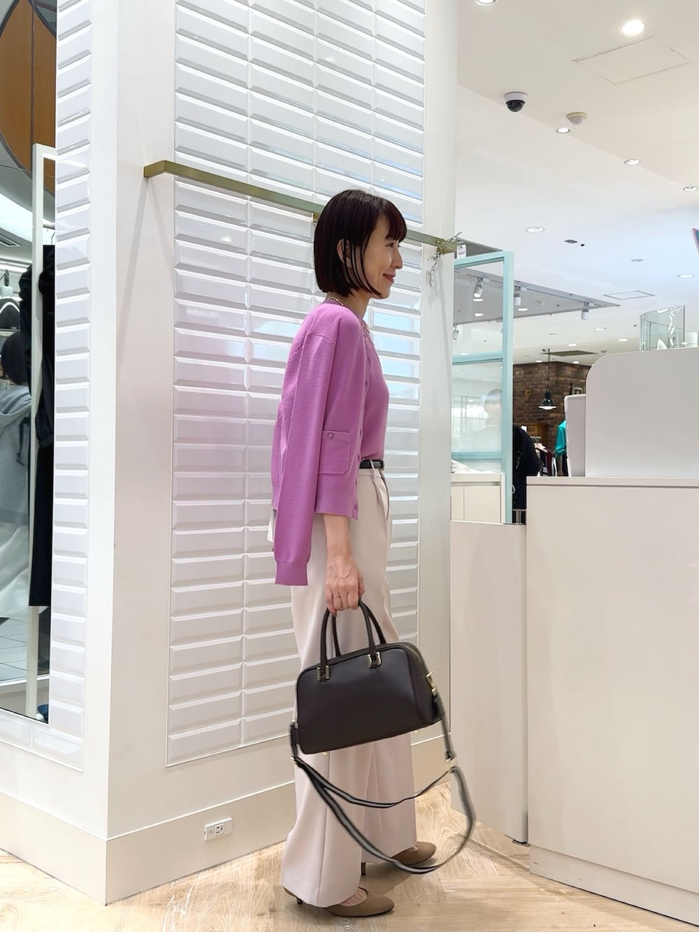 ブラウン系のショルダーバッグ、ピンク系のその他パンツ、ピンク系のニット/セーターを着用したレディースの秋コーディネートの5枚目の写真