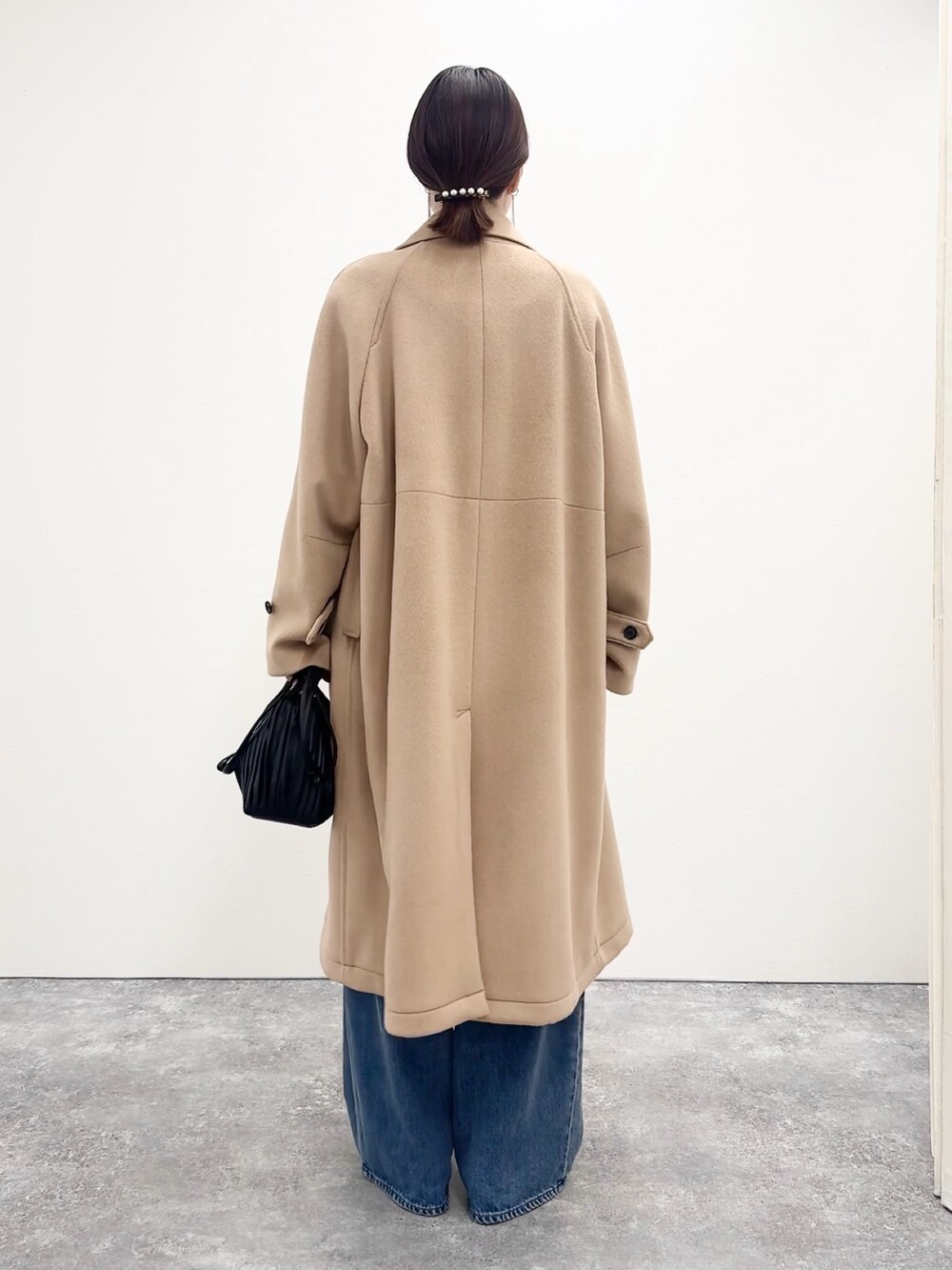 ブルー系のデニムパンツ、ホワイト系のカーディガン/ボレロ、イエロー系のトレンチコートを着用したレディースの夏コーディネートの6枚目の写真