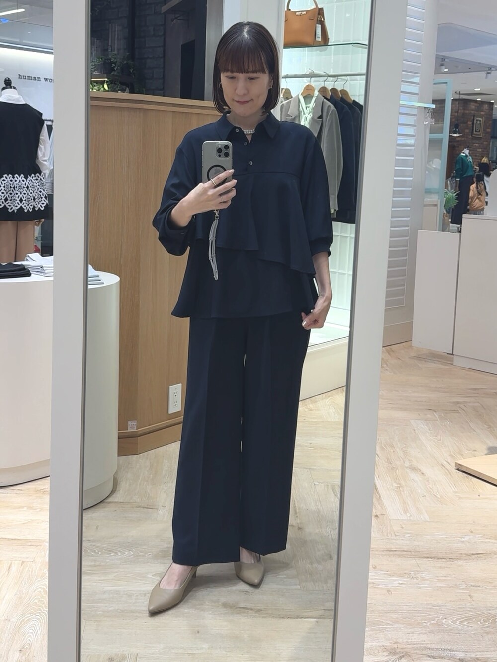 ブルー系のその他パンツ、ブラウン系のショルダーバッグ、ブルー系のシャツ/ブラウスを着用したレディースの秋コーディネートの5枚目の写真