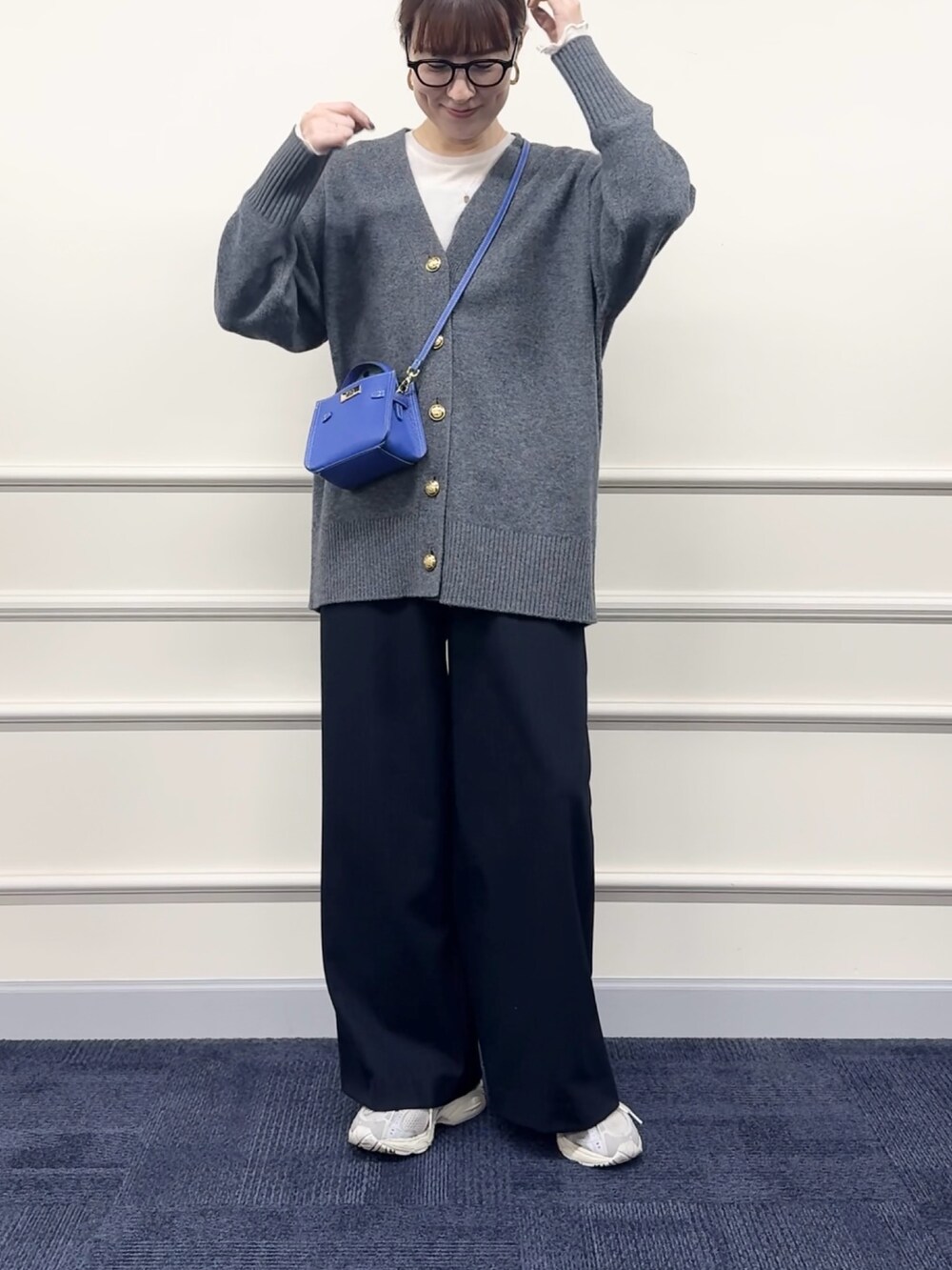 ブルー系のその他パンツ、ホワイト系のTシャツ/カットソー、グレー系のカーディガン/ボレロを着用したレディースの秋コーディネートの6枚目の写真