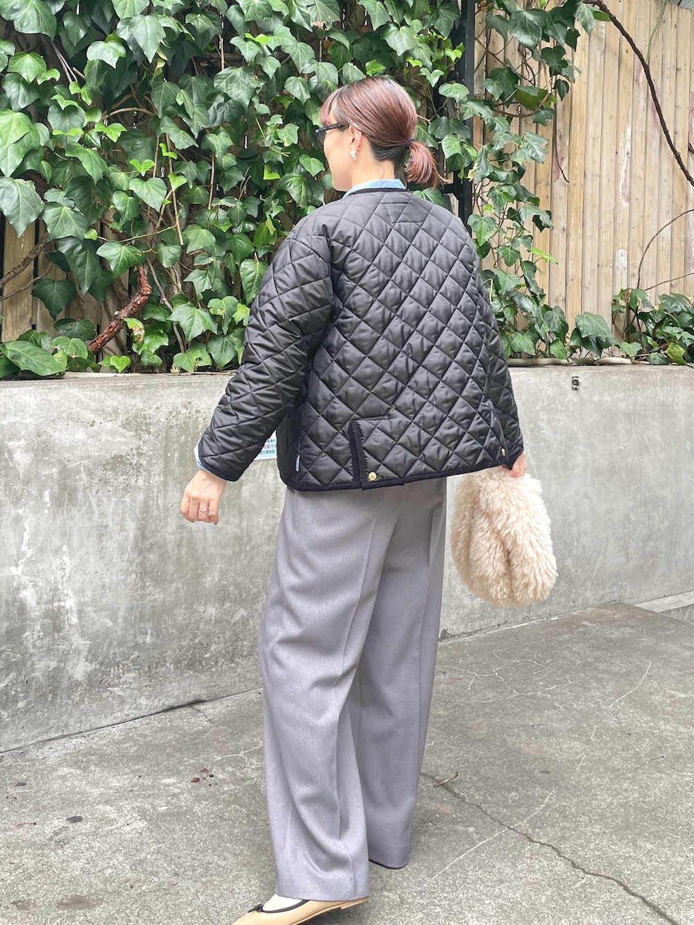 ブルー系のシャツ/ブラウス、ホワイト系のショルダーバッグ、グレー系のその他パンツを着用したレディースの秋コーディネートの9枚目の写真