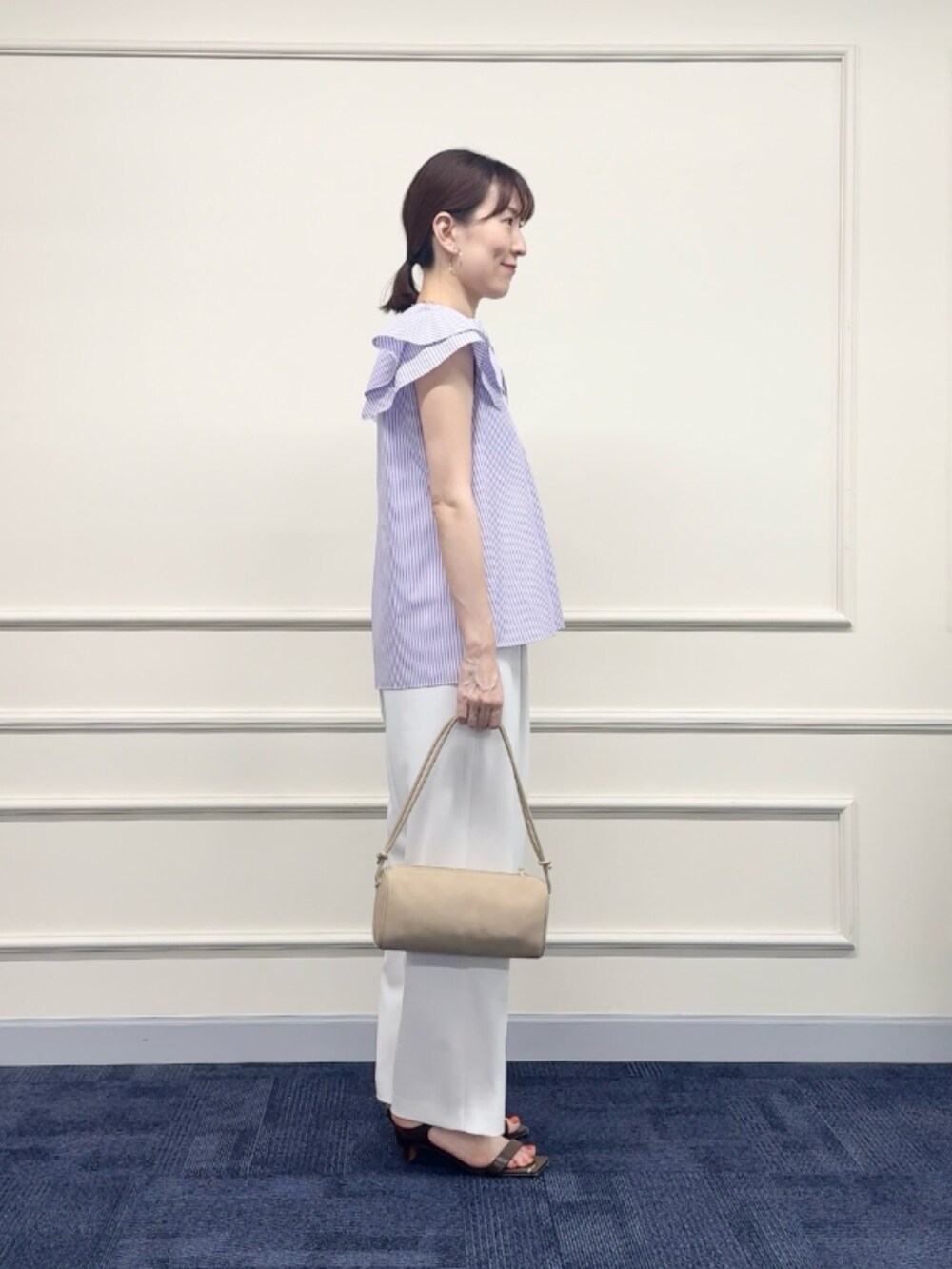 パープル系のシャツ/ブラウス、ベージュ系のショルダーバッグ、ホワイト系のその他パンツを着用したレディースの夏コーディネートの5枚目の写真